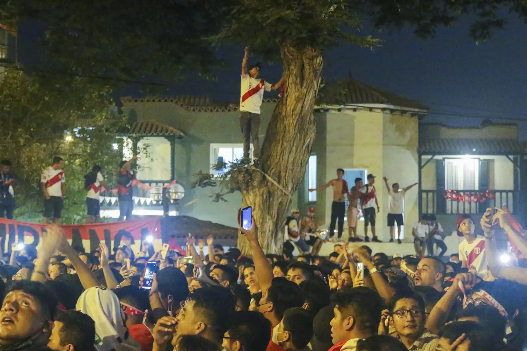 Hinchas alientan a la Selección Peruana en los exteriores del hotel Hilton donde se concentran los jugadores de la Selección Peruana. Foto: ANDINA/Eddy Ramos
