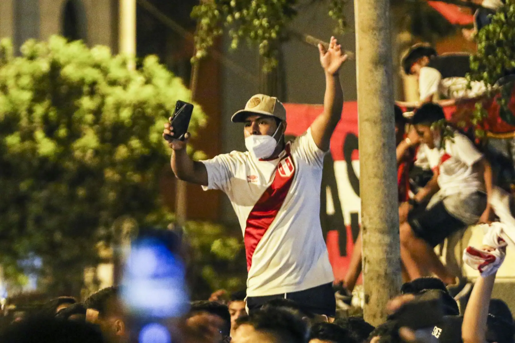 Hinchas alientan a la Selección Peruana en los exteriores del hotel Hilton donde se concentran los jugadores de la Selección Peruana. Foto: ANDINA/Eddy Ramos