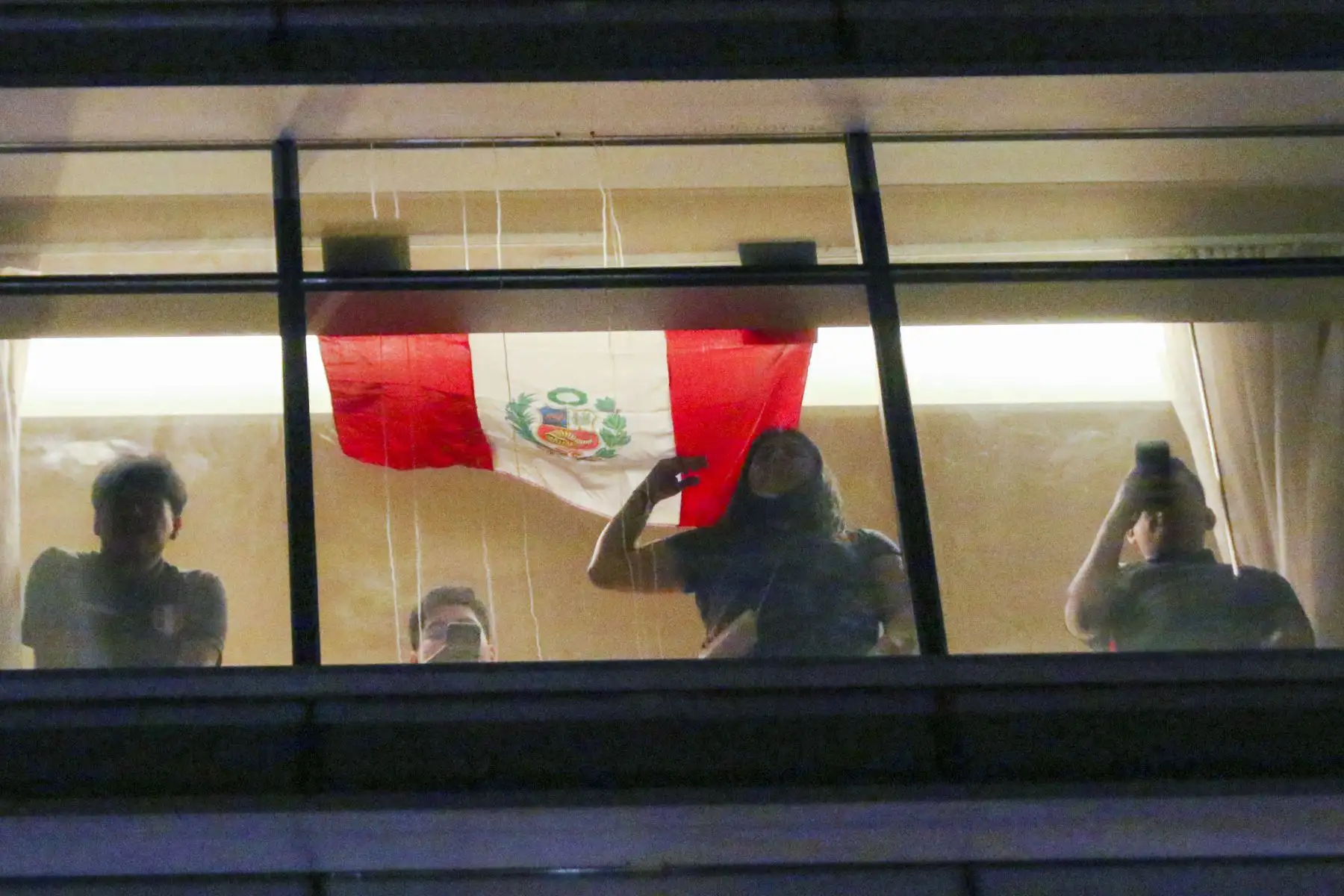 Hinchas alientan a la Selección Peruana en los exteriores del hotel Hilton donde se concentran los jugadores de la Selección Peruana. Foto: ANDINA/Eddy Ramos