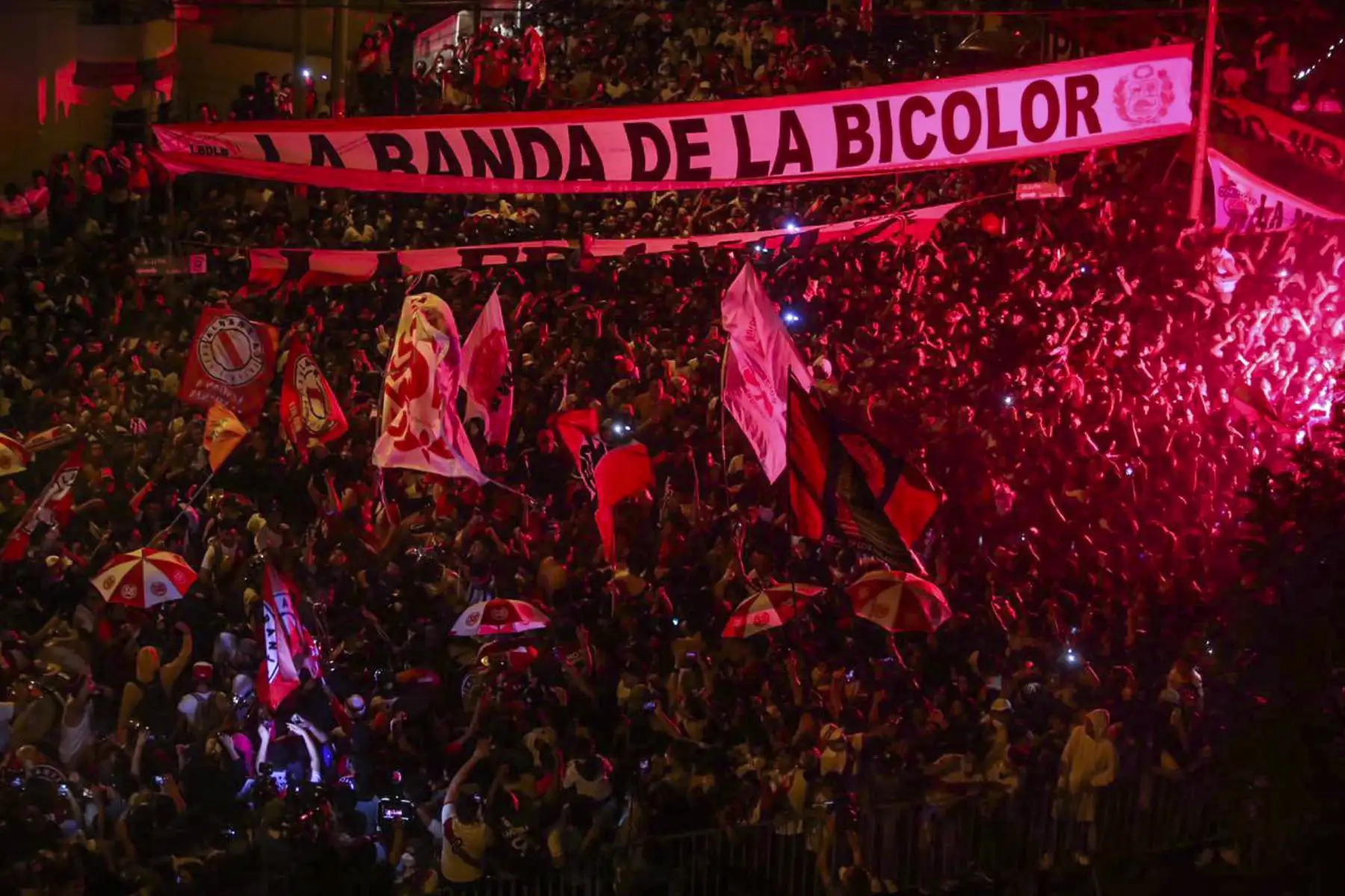 Hinchas alientan a la Selección Peruana en los exteriores del hotel Hilton donde se concentran los jugadores de la Selección Peruana. Foto: FPF