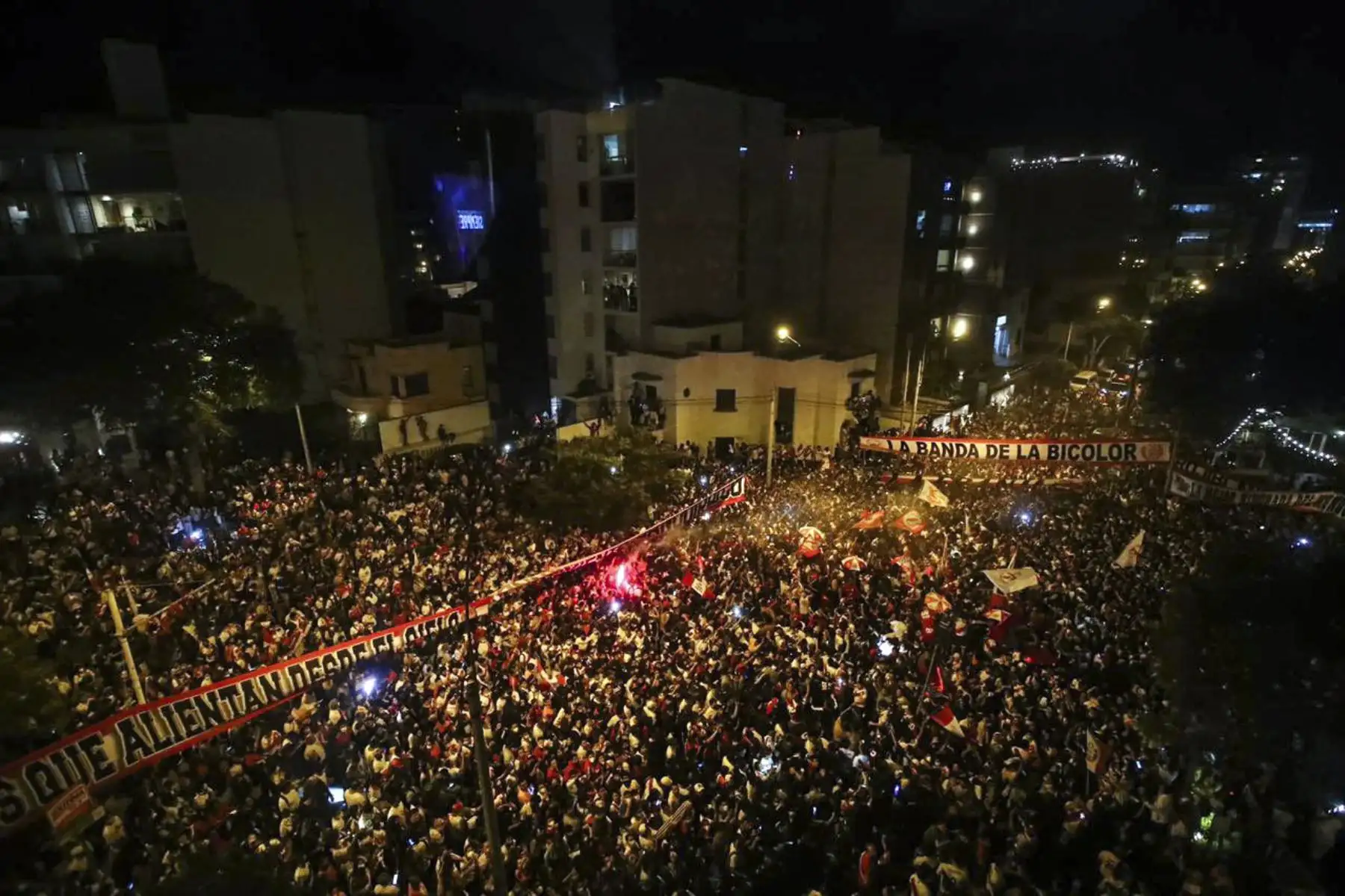 Hinchas alientan a la Selección Peruana en los exteriores del hotel Hilton donde se concentran los jugadores de la Selección Peruana. Foto: FPF