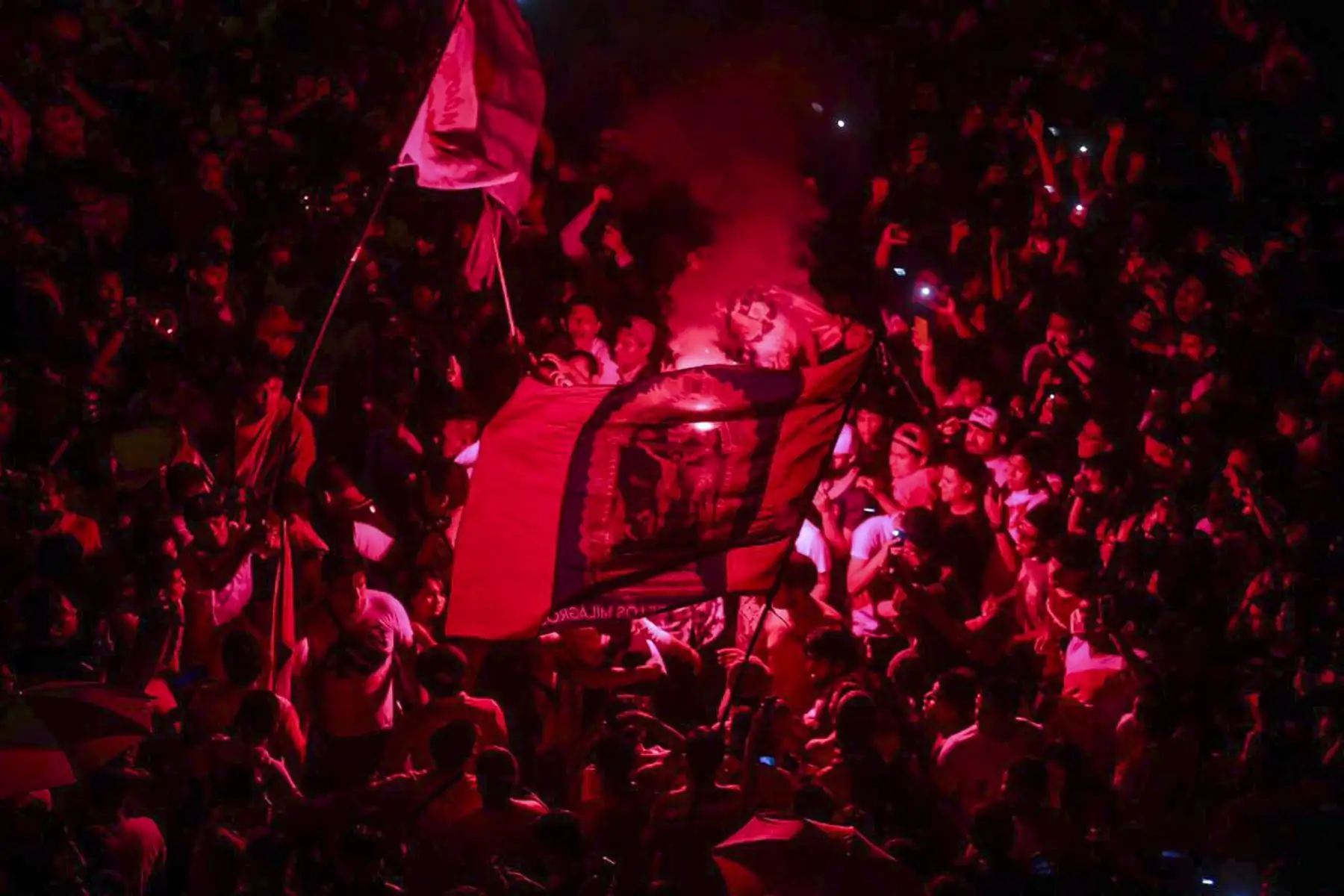 Hinchas alientan a la Selección Peruana en los exteriores del hotel Hilton donde se concentran los jugadores de la Selección Peruana. Foto: FPF