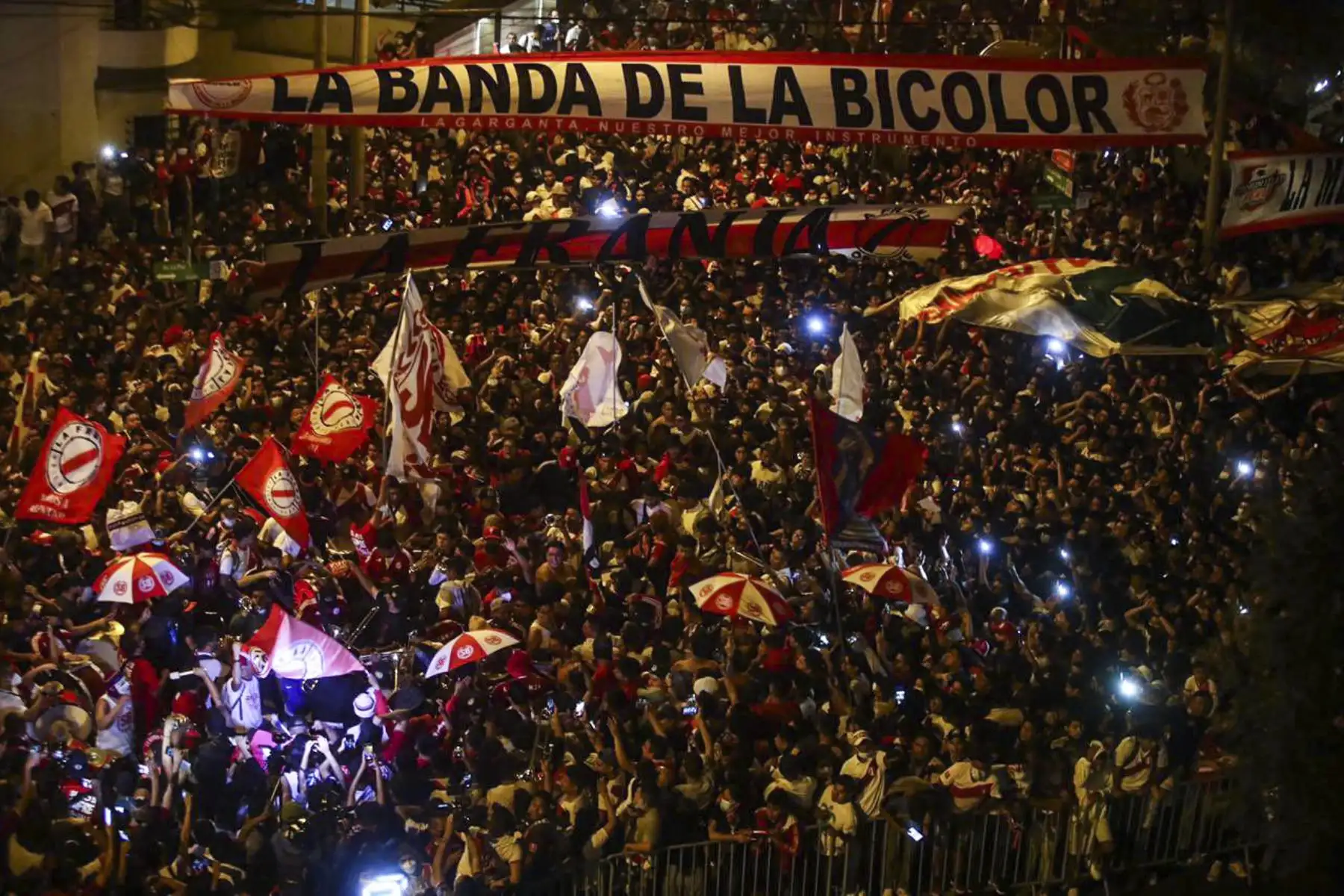 Hinchas alientan a la Selección Peruana en los exteriores del hotel Hilton donde se concentran los jugadores de la Selección Peruana. Foto: FPF
