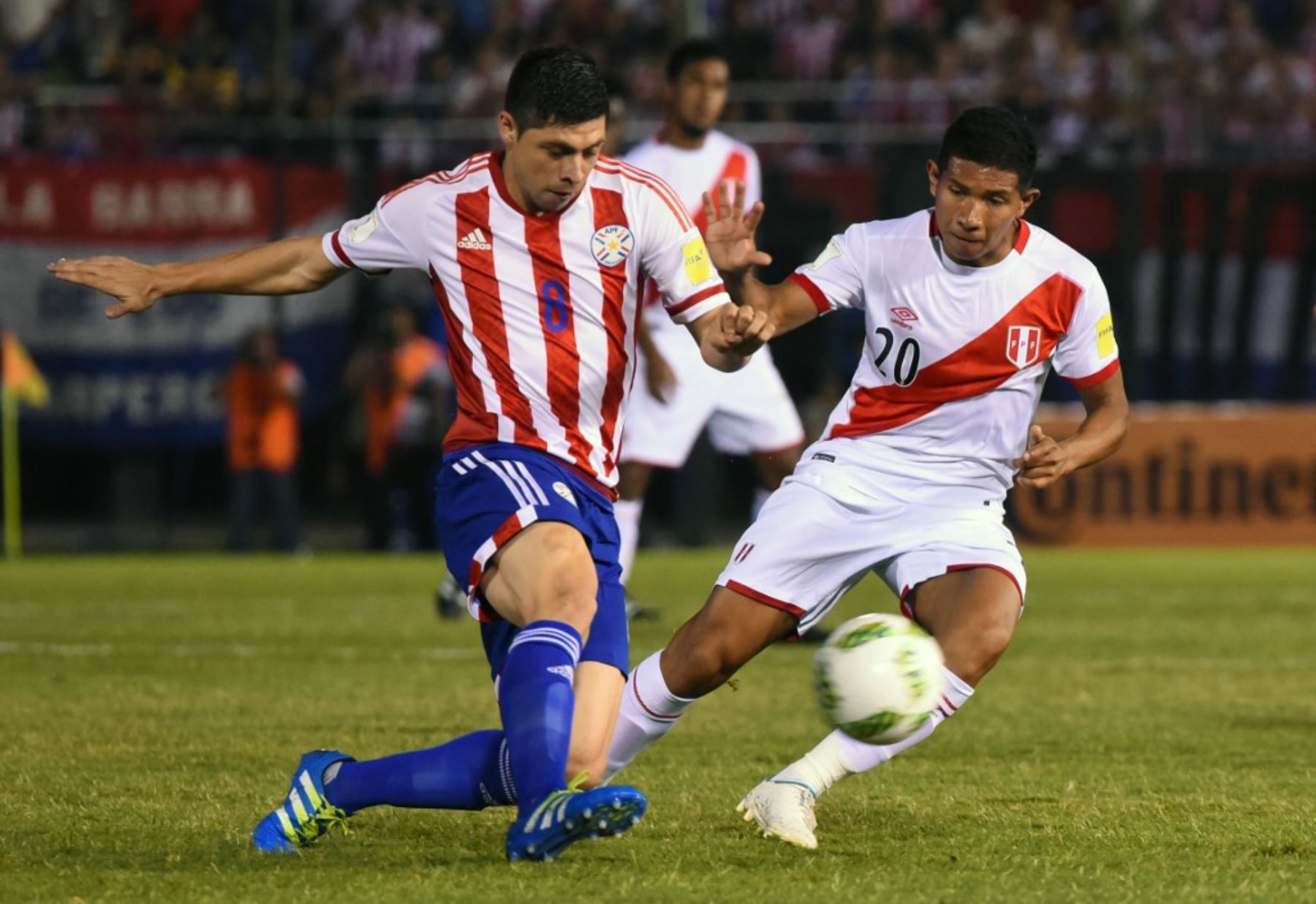 Edison Flores reemplazará a André Carrillo para el partido ante Paraguay