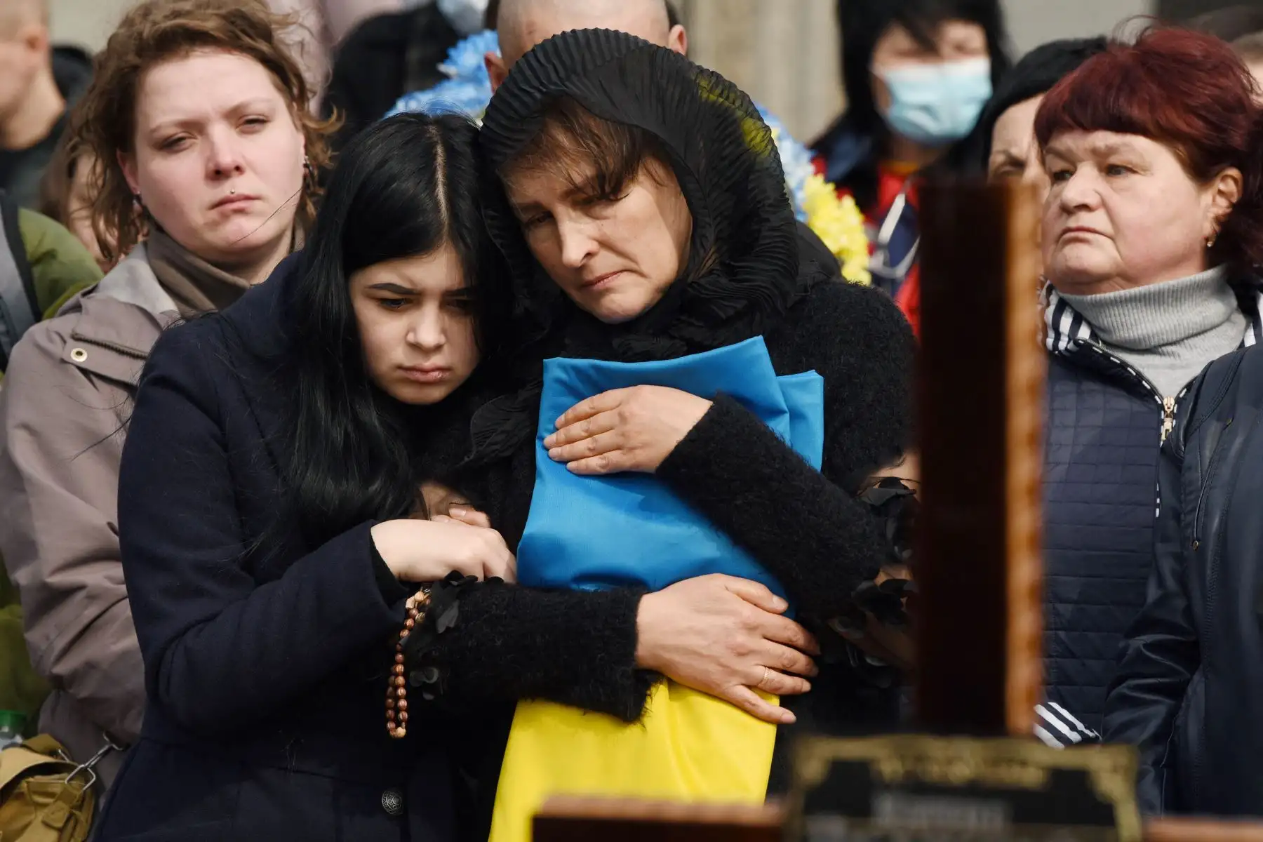 Sepelio de soldados en el cementerio de Lychakiv en Ucrania. Foto: AFP