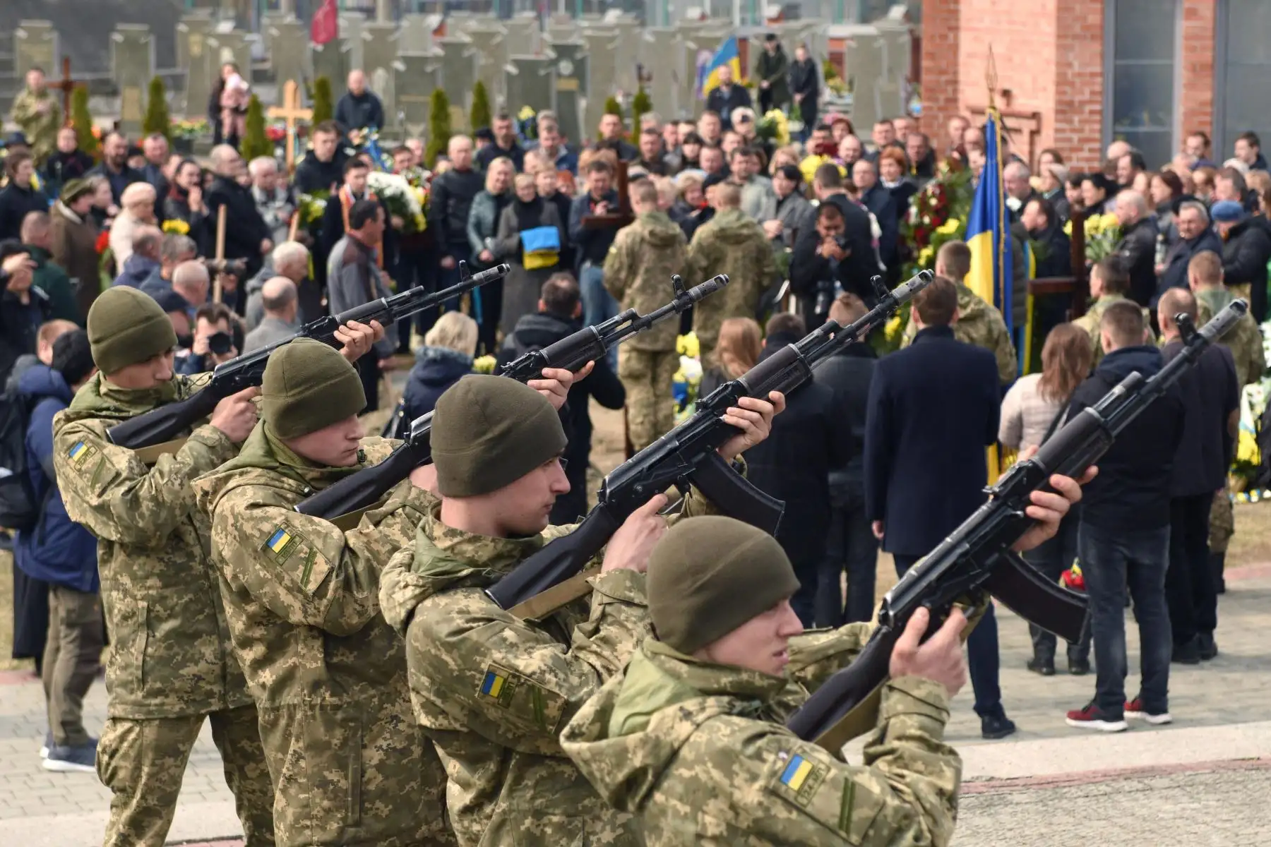 Sepelio de soldados en el cementerio de Lychakiv en Ucrania. Foto: AFP