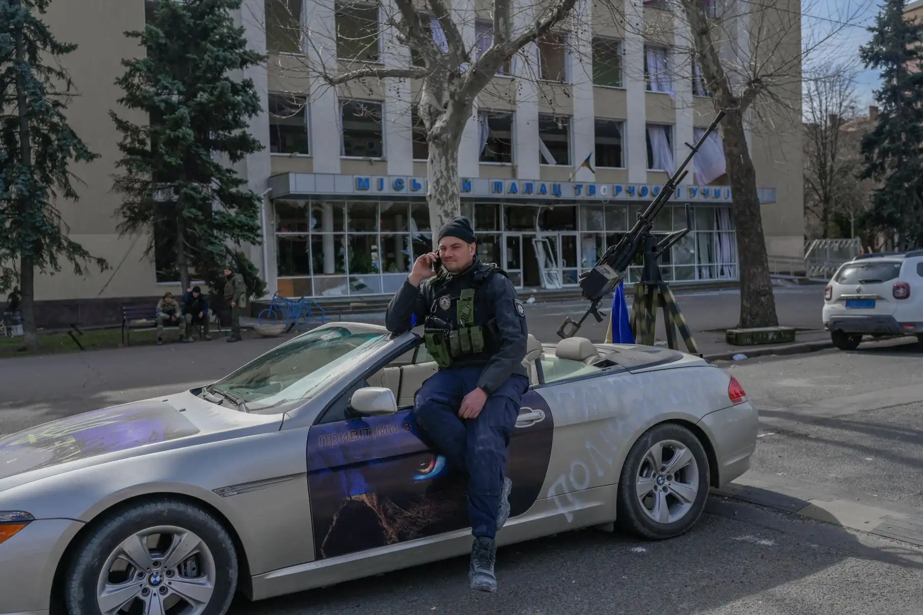 Un oficial de policía ucraniano se sienta en un automóvil deportivo equipado con una ametralladora pesada en la parte trasera en Mykolaiv. Foto: AFP