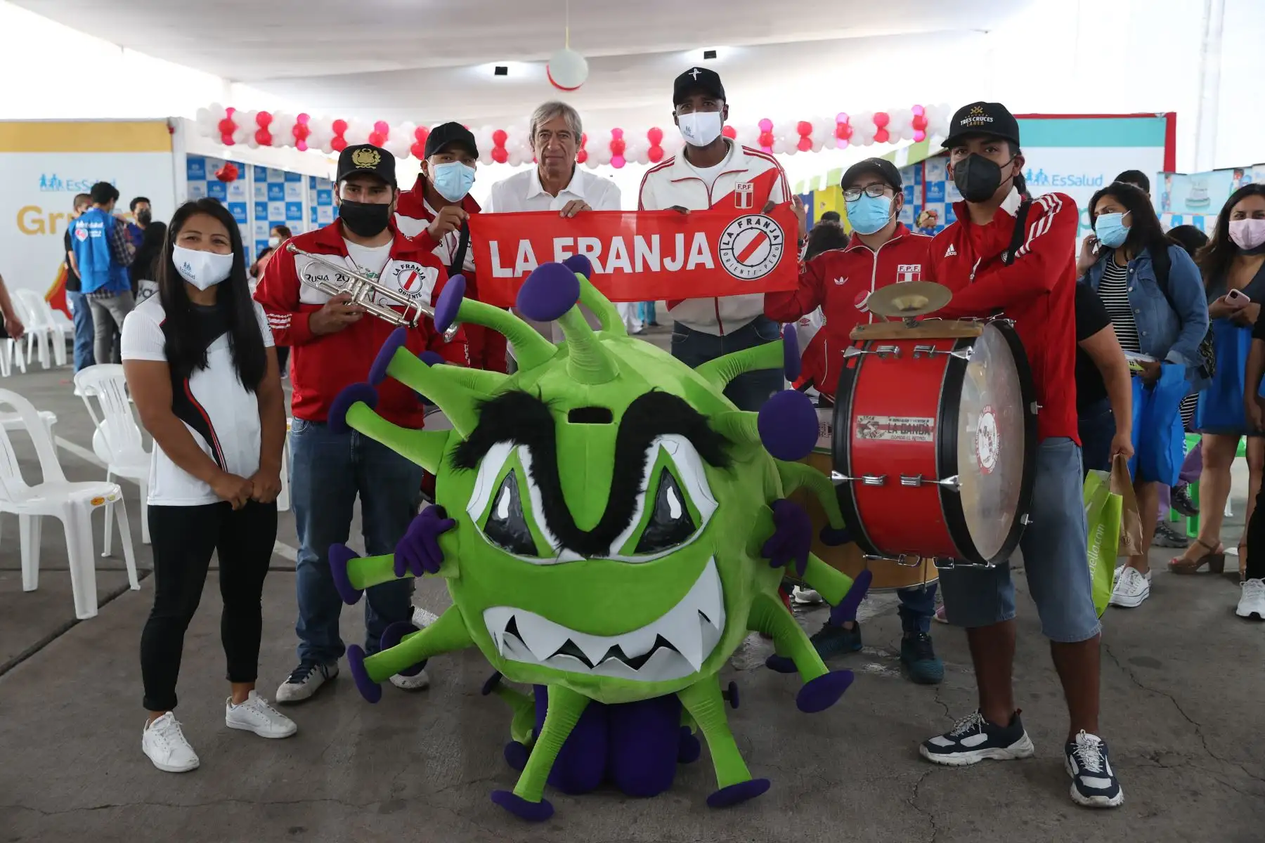 Ex futbolistas peruanos Germán Leguía y Luis "Cuto" Guadalupe apoyan a la selección y también hacen un llamado a las personas para vacunarse contra la covid-19 en el vacunatorio Playa Miller en Jesús María. Foto: ANDINA/ Jhonel Rodríguez