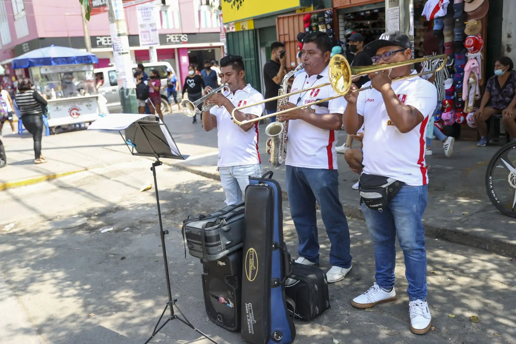 La venta de camisetas y souvenirs de la selección peruana en el Emporio Comercial de Gamarra se incrementa a pocas horas del encuentro entre Perú y Paraguay por la última fecha de las eliminatorias a Catar 2022. Foto: ANDINA/Jhonel Rodríguez