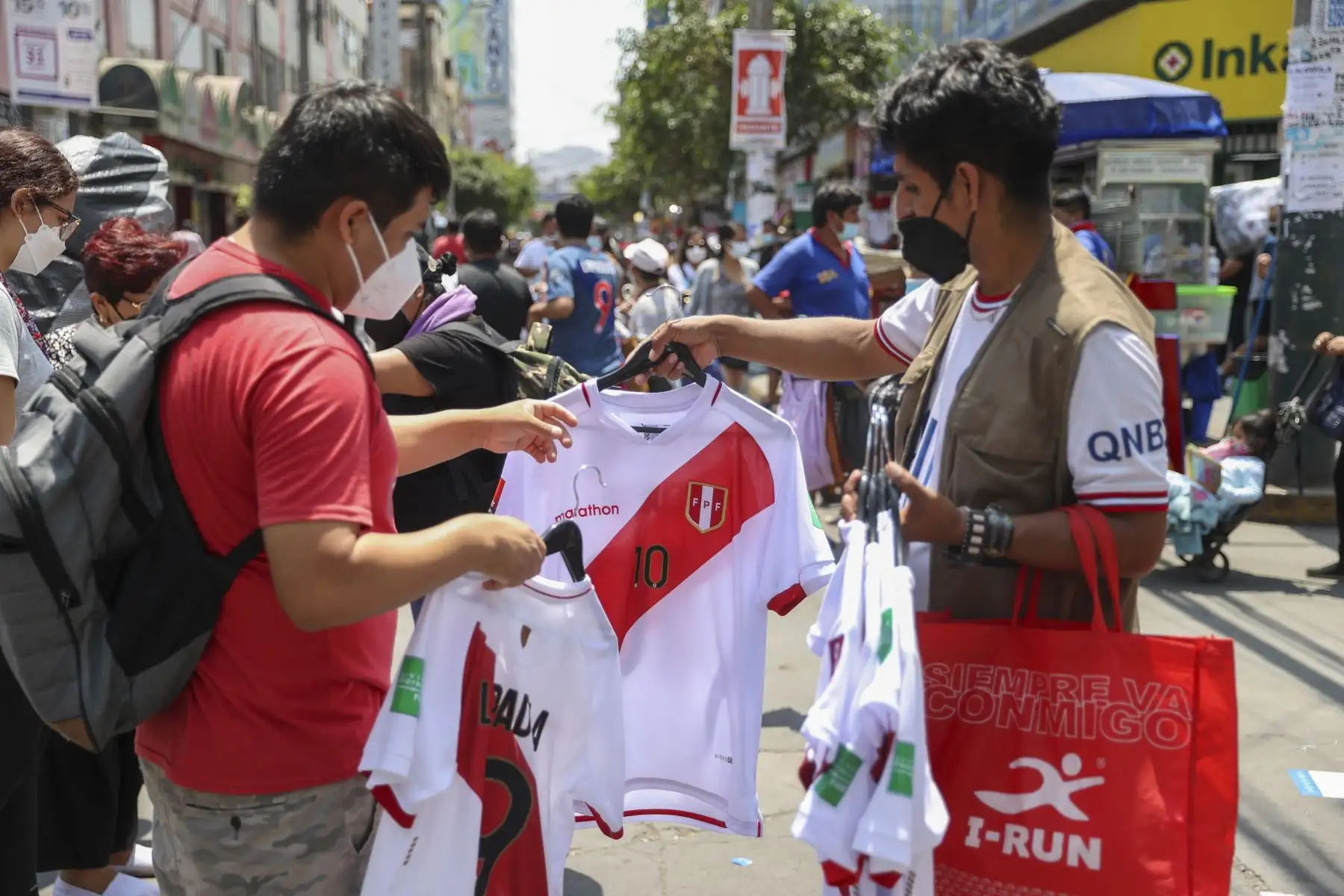 La venta de camisetas y souvenirs de la selección peruana en el Emporio Comercial de Gamarra se incrementa a pocas horas del encuentro entre Perú y Paraguay por la última fecha de las eliminatorias a Catar 2022. Foto: ANDINA/Jhonel Rodríguez