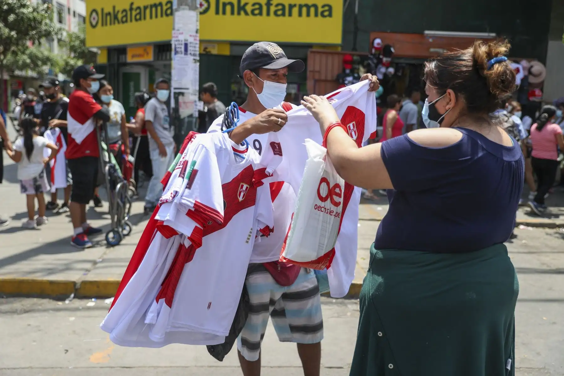 A pocas horas del encuentro entre Perú contra Paraguay por las eliminatorias sudamericanas para el Mundial de Catar 2022, los hinchas peruanos buscan camisetas blanquirrojas para alentar a la selección. Foto: ANDINA/Jhonel Rodríguez