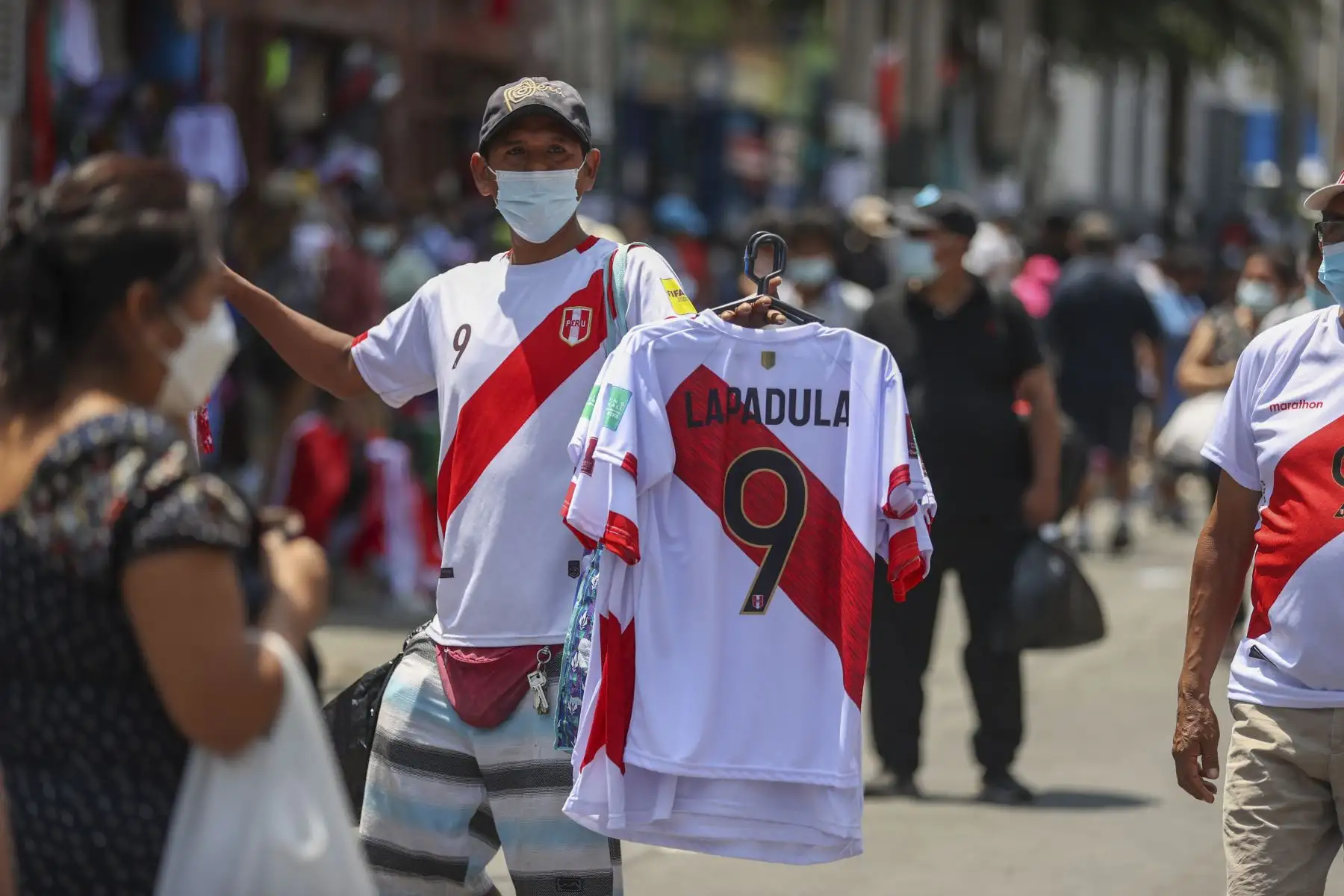 La venta de camisetas y souvenirs de la selección peruana en el Emporio Comercial de Gamarra se incrementa a pocas horas del encuentro entre Perú y Paraguay por la última fecha de las eliminatorias a Catar 2022. Foto: ANDINA/Jhonel Rodríguez