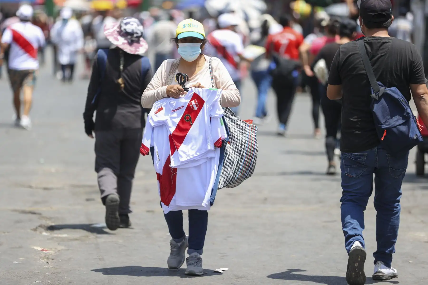 La venta de camisetas y souvenirs de la selección peruana en el Emporio Comercial de Gamarra se incrementa a pocas horas del encuentro entre Perú y Paraguay por la última fecha de las eliminatorias a Catar 2022. Foto: ANDINA/Jhonel Rodríguez