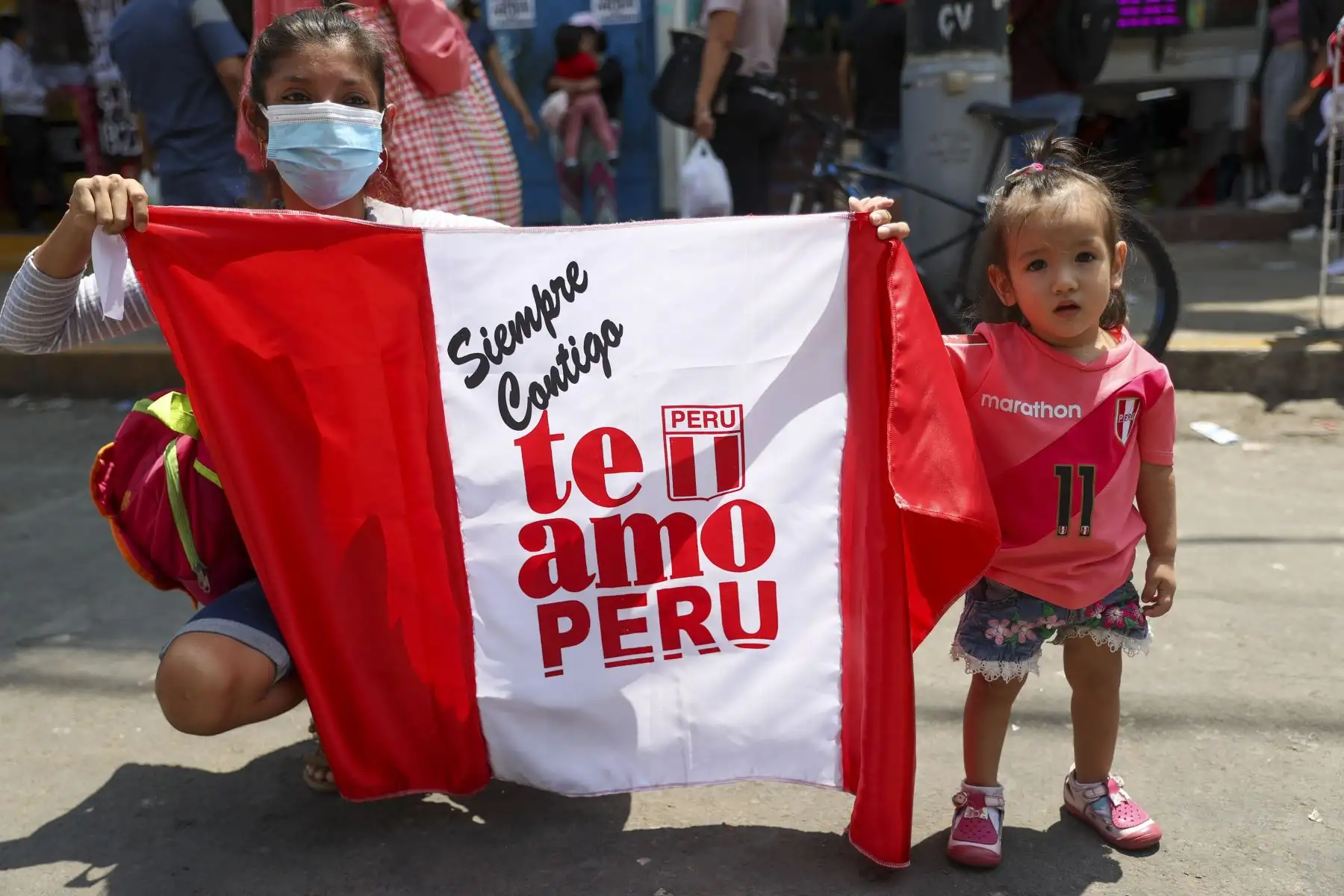 La venta de camisetas y souvenirs de la selección peruana en el Emporio Comercial de Gamarra se incrementa a pocas horas del encuentro entre Perú y Paraguay por la última fecha de las eliminatorias a Catar 2022. Foto: ANDINA/Jhonel Rodríguez