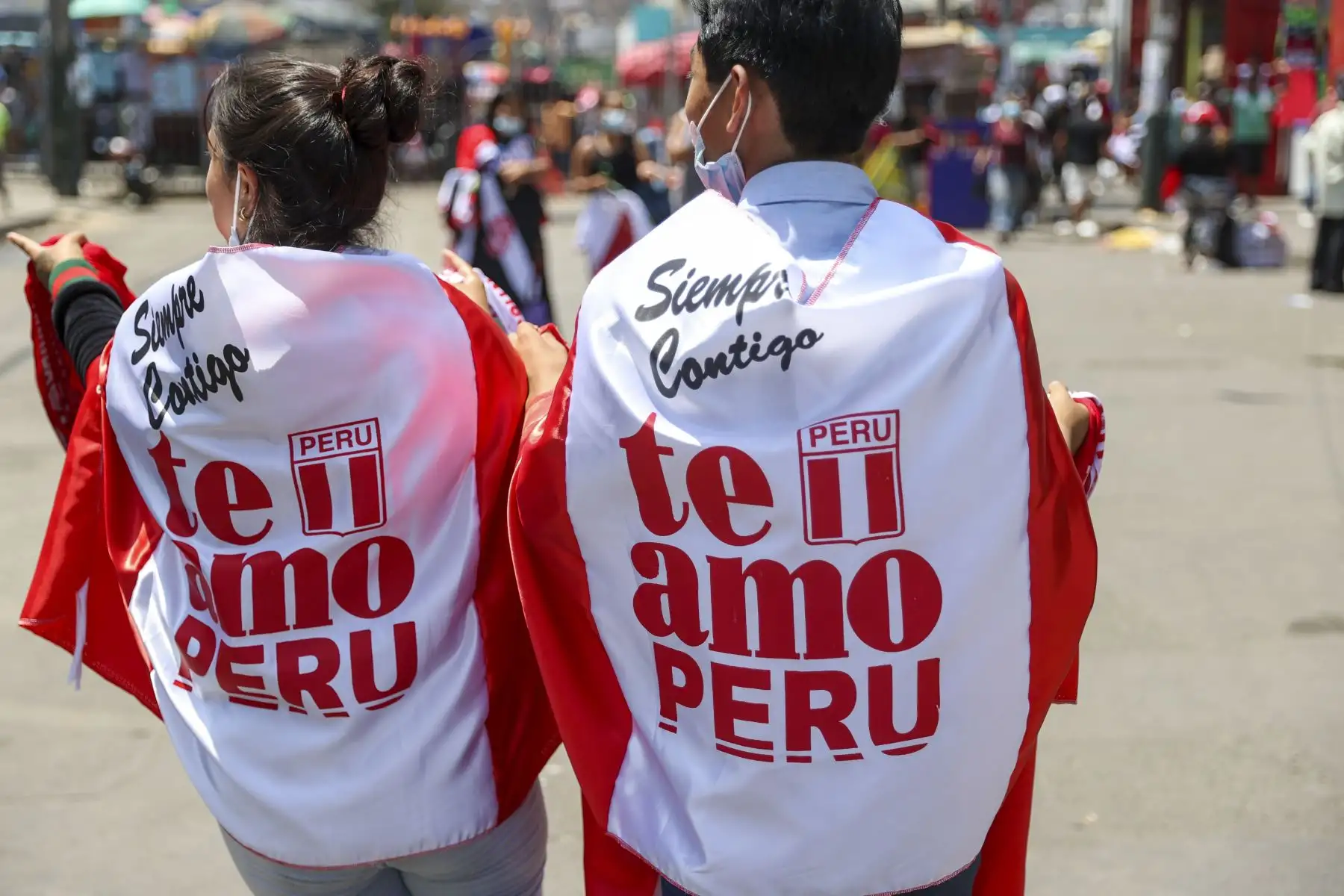 La venta de camisetas y souvenirs de la selección peruana en el Emporio Comercial de Gamarra se incrementa a pocas horas del encuentro entre Perú y Paraguay por la última fecha de las eliminatorias a Catar 2022. Foto: ANDINA/Jhonel Rodríguez