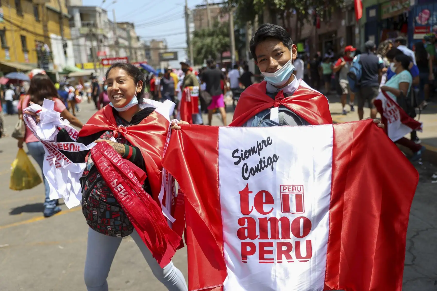 La venta de camisetas y souvenirs de la selección peruana en el Emporio Comercial de Gamarra se incrementa a pocas horas del encuentro entre Perú y Paraguay por la última fecha de las eliminatorias a Catar 2022. Foto: ANDINA/Jhonel Rodríguez