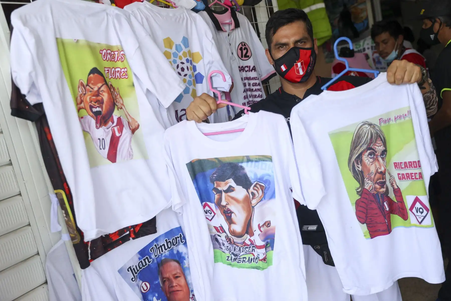 A pocas horas del encuentro entre Perú contra Paraguay por las eliminatorias sudamericanas para el Mundial de Catar 2022, los hinchas peruanos buscan camisetas blanquirrojas para alentar a la selección. Foto: ANDINA/Jhonel Rodríguez