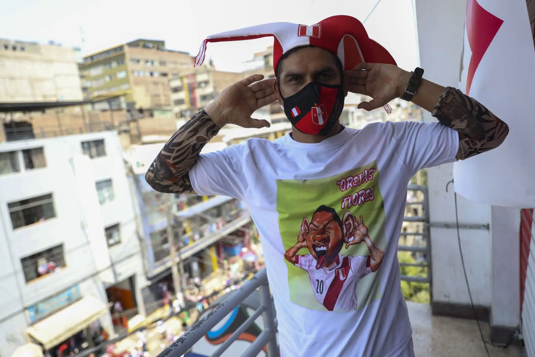 La venta de camisetas y souvenirs de la selección peruana en el Emporio Comercial de Gamarra se incrementa a pocas horas del encuentro entre Perú y Paraguay por la última fecha de las eliminatorias a Catar 2022. Foto: ANDINA/Jhonel Rodríguez