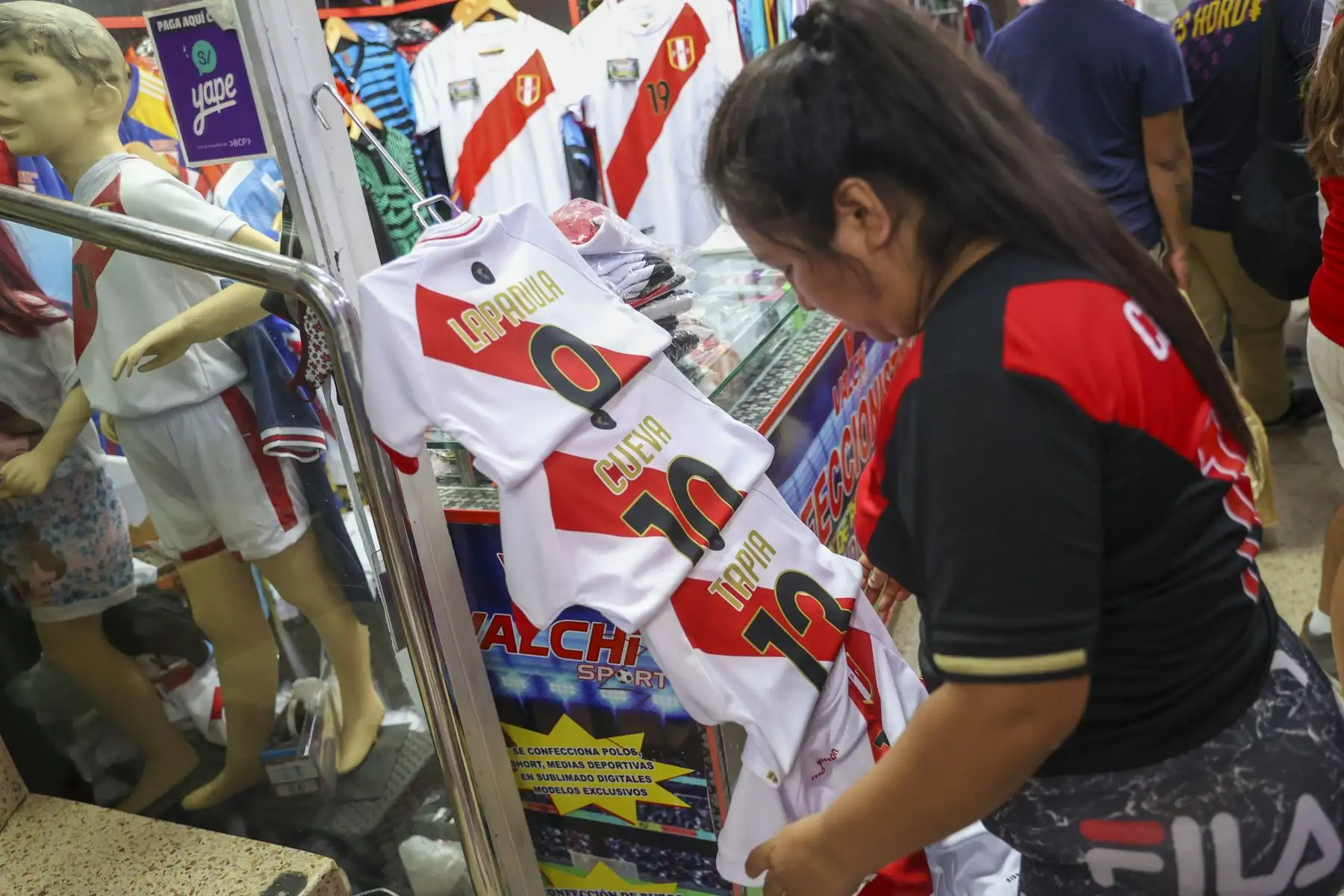 La venta de camisetas y souvenirs de la selección peruana en el Emporio Comercial de Gamarra se incrementa a pocas horas del encuentro entre Perú y Paraguay por la última fecha de las eliminatorias a Catar 2022. Foto: ANDINA/Jhonel Rodríguez