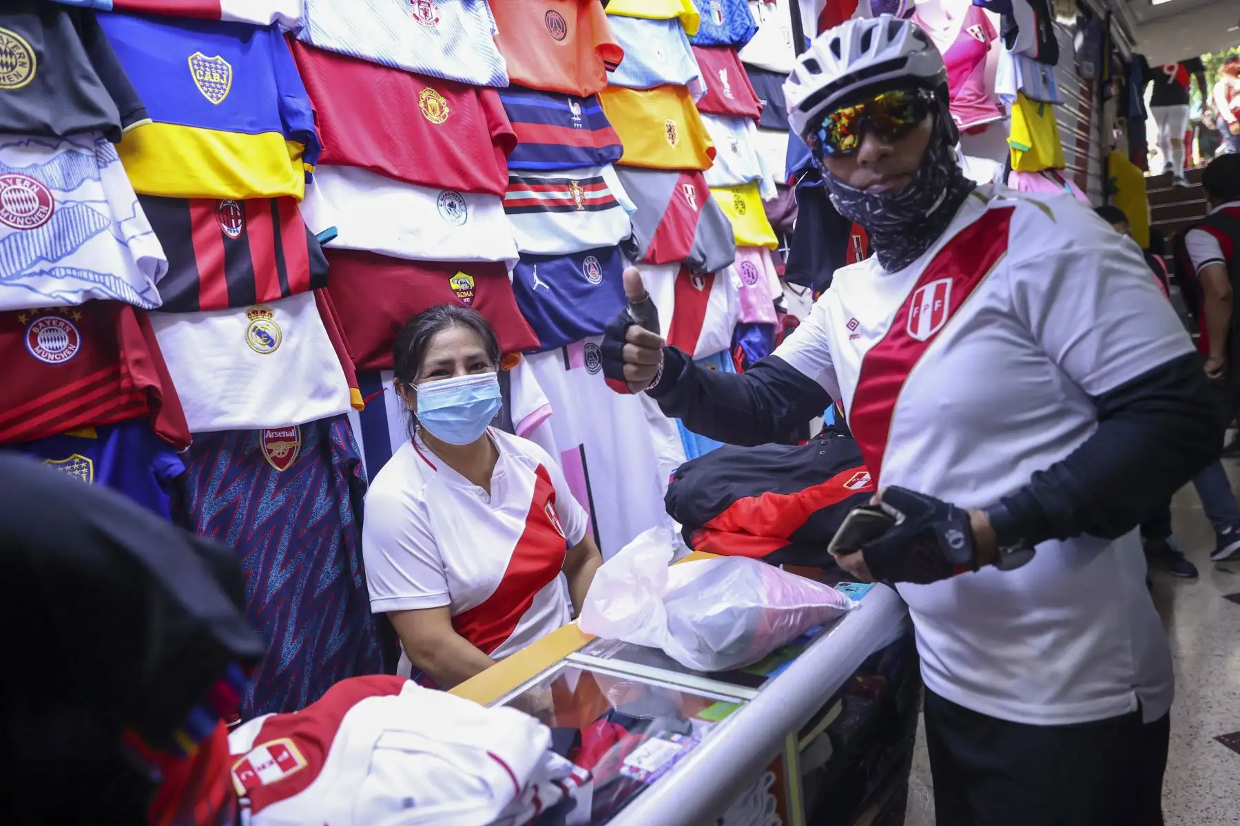 A pocas horas del encuentro entre Perú contra Paraguay por las eliminatorias sudamericanas para el Mundial de Catar 2022, los hinchas peruanos buscan camisetas blanquirrojas para alentar a la selección. Foto: ANDINA/Jhonel Rodríguez