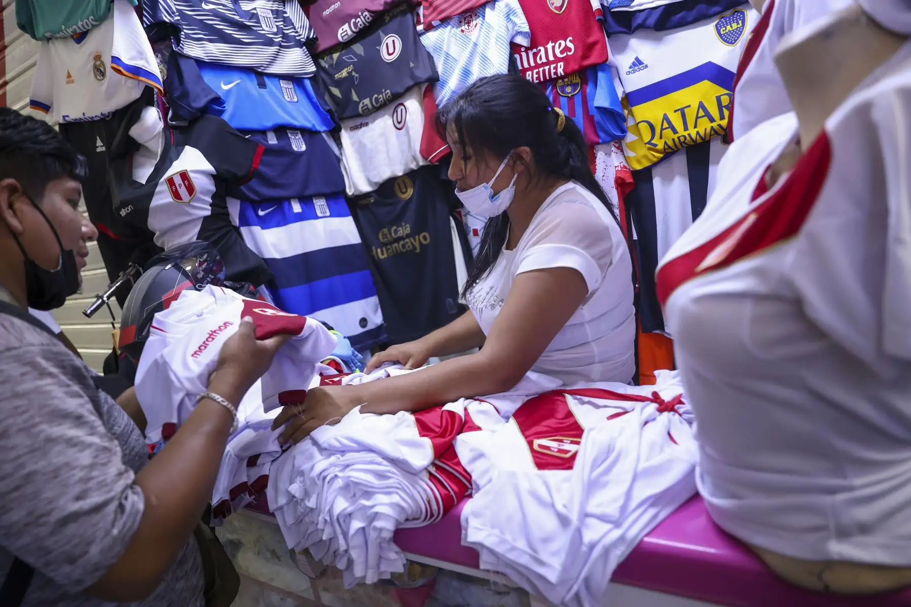 A pocas horas del encuentro entre Perú contra Paraguay por las eliminatorias sudamericanas para el Mundial de Catar 2022, los hinchas peruanos buscan camisetas blanquirrojas para alentar a la selección. Foto: ANDINA/Jhonel Rodríguez