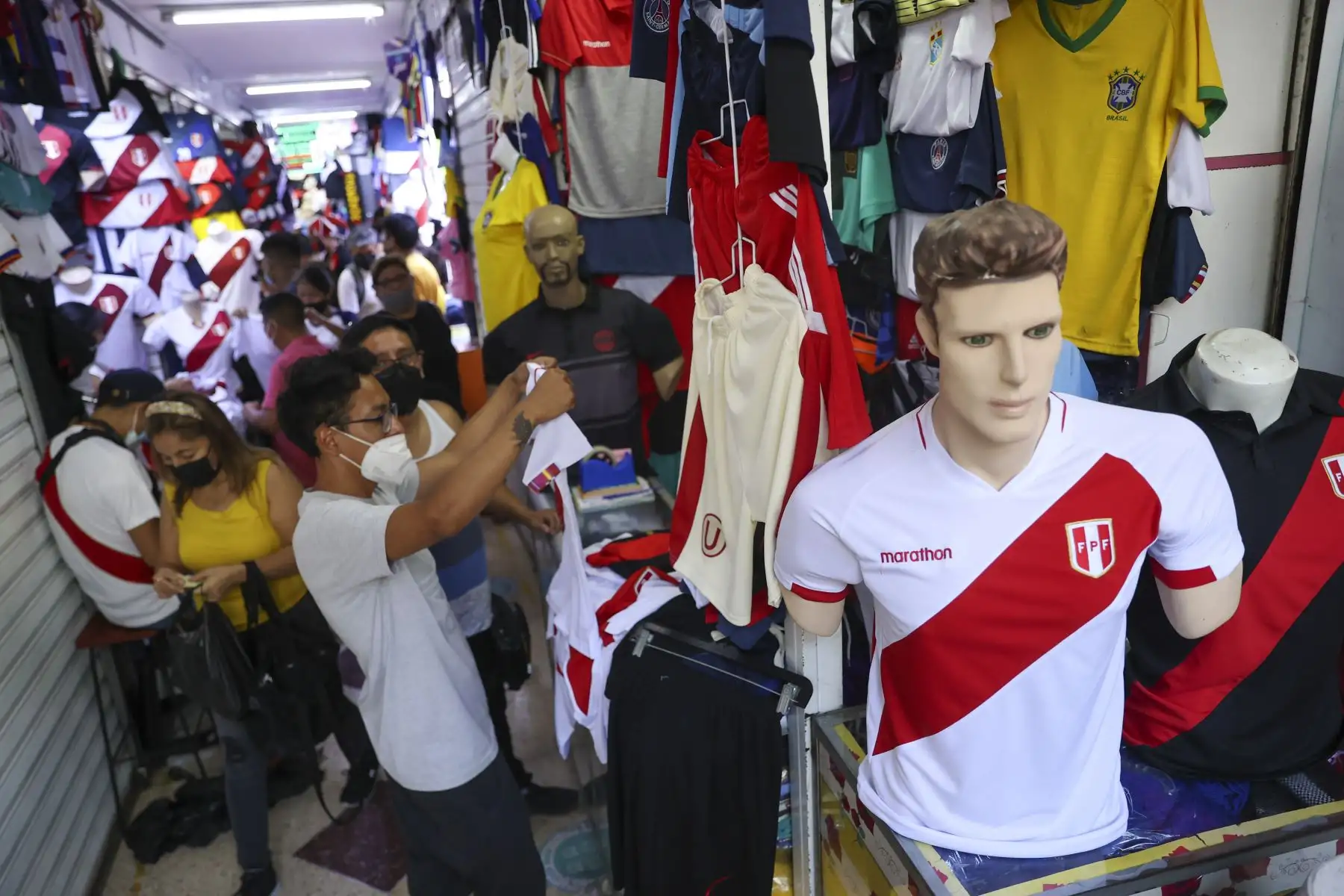 La venta de camisetas y souvenirs de la selección peruana en el Emporio Comercial de Gamarra se incrementa a pocas horas del encuentro entre Perú y Paraguay por la última fecha de las eliminatorias a Catar 2022. Foto: ANDINA/Jhonel Rodríguez