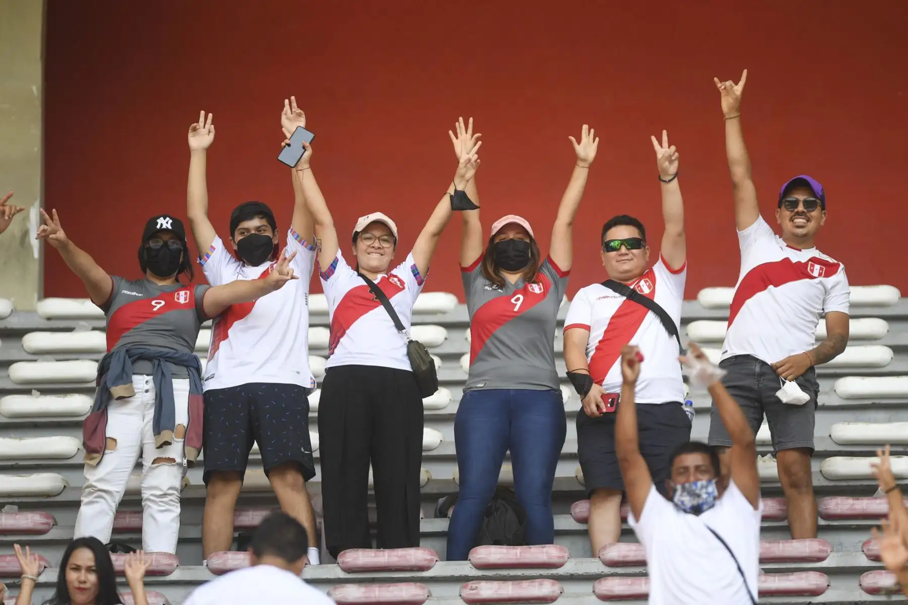 Más de 40 mil aficionados asistirán al Estadio Nacional para seguir de cerca las incidencias el trascendental partido entre Perú y Paraguay, en un partido por la jornada 18 de las eliminatorias al Mundial Catar 2022 y para ingresar al escenario deportivo los hinchas deberán cumplir algunos requisitos de bioseguridad. Foto: FPF