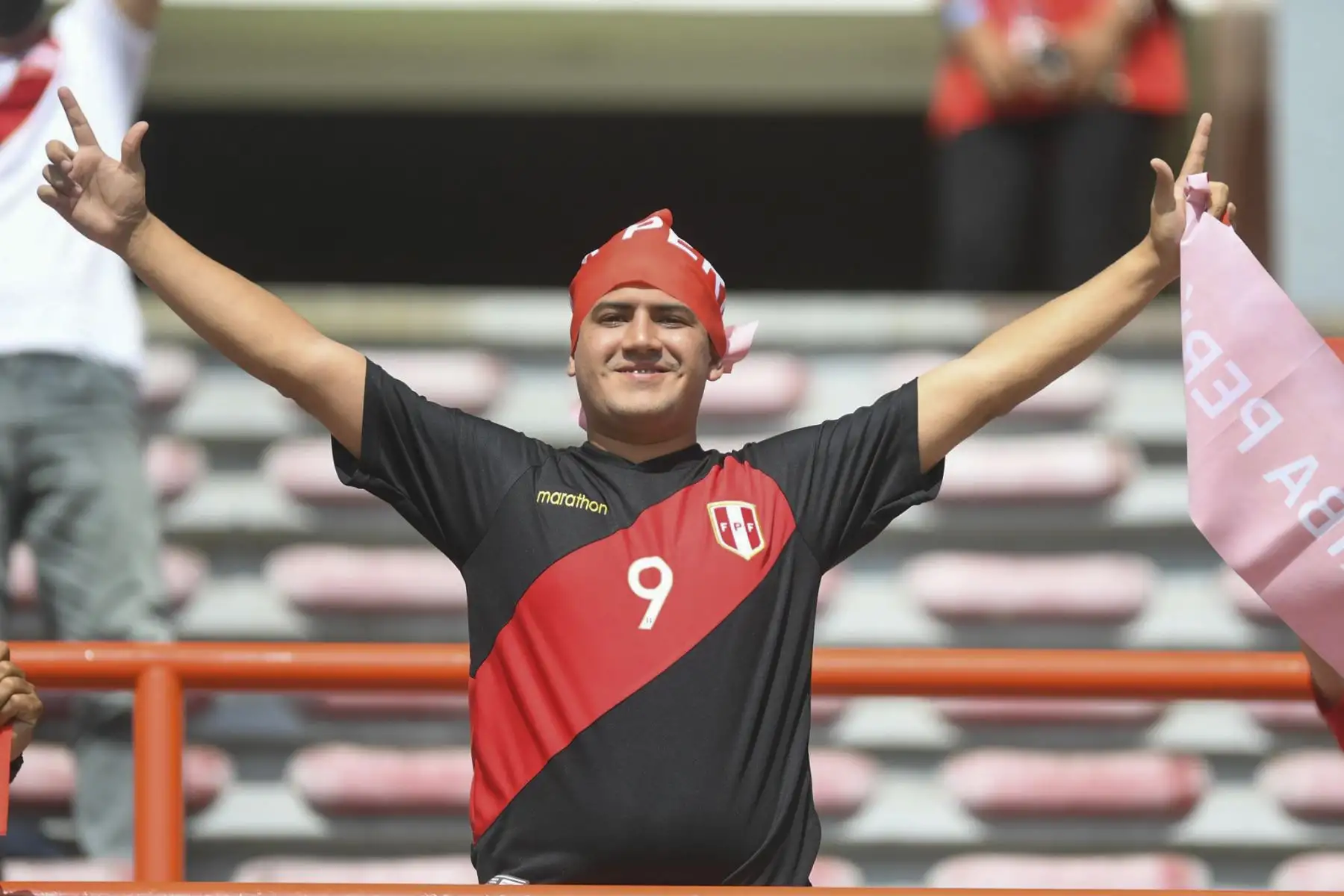 Más de 40 mil aficionados asistirán al Estadio Nacional para seguir de cerca las incidencias el trascendental partido entre Perú y Paraguay, en un partido por la jornada 18 de las eliminatorias al Mundial Catar 2022 y para ingresar al escenario deportivo los hinchas deberán cumplir algunos requisitos de bioseguridad. Foto: FPF