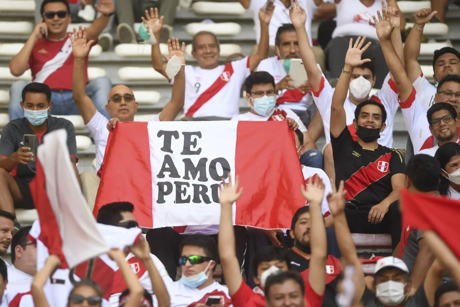 Más de 40 mil aficionados asistirán al Estadio Nacional para seguir de cerca las incidencias el trascendental partido entre Perú y Paraguay, en un partido por la jornada 18 de las eliminatorias al Mundial Catar 2022 y para ingresar al escenario deportivo los hinchas deberán cumplir algunos requisitos de bioseguridad. Foto: FPF