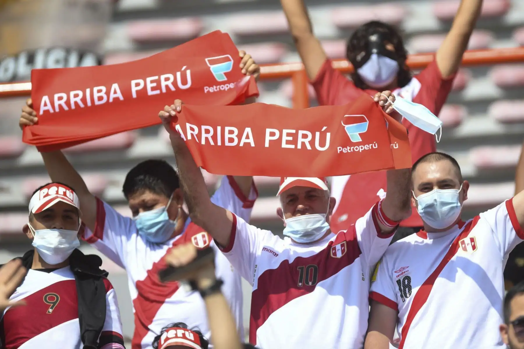 Más de 40 mil aficionados asistirán al Estadio Nacional para seguir de cerca las incidencias el trascendental partido entre Perú y Paraguay, en un partido por la jornada 18 de las eliminatorias al Mundial Catar 2022 y para ingresar al escenario deportivo los hinchas deberán cumplir algunos requisitos de bioseguridad. Foto: FPF