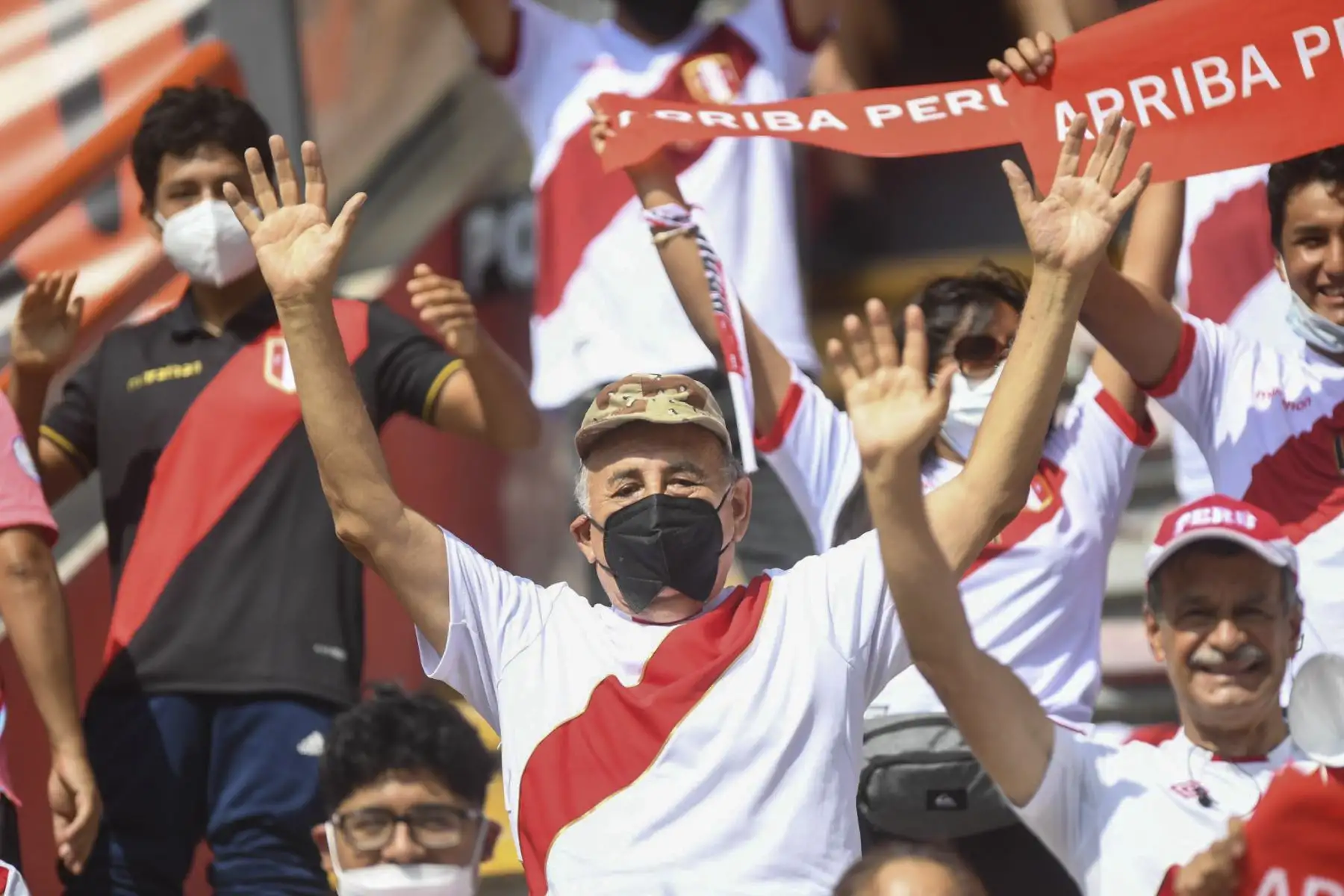 Más de 40 mil aficionados asistirán al Estadio Nacional para seguir de cerca las incidencias el trascendental partido entre Perú y Paraguay, en un partido por la jornada 18 de las eliminatorias al Mundial Catar 2022 y para ingresar al escenario deportivo los hinchas deberán cumplir algunos requisitos de bioseguridad. Foto: FPF