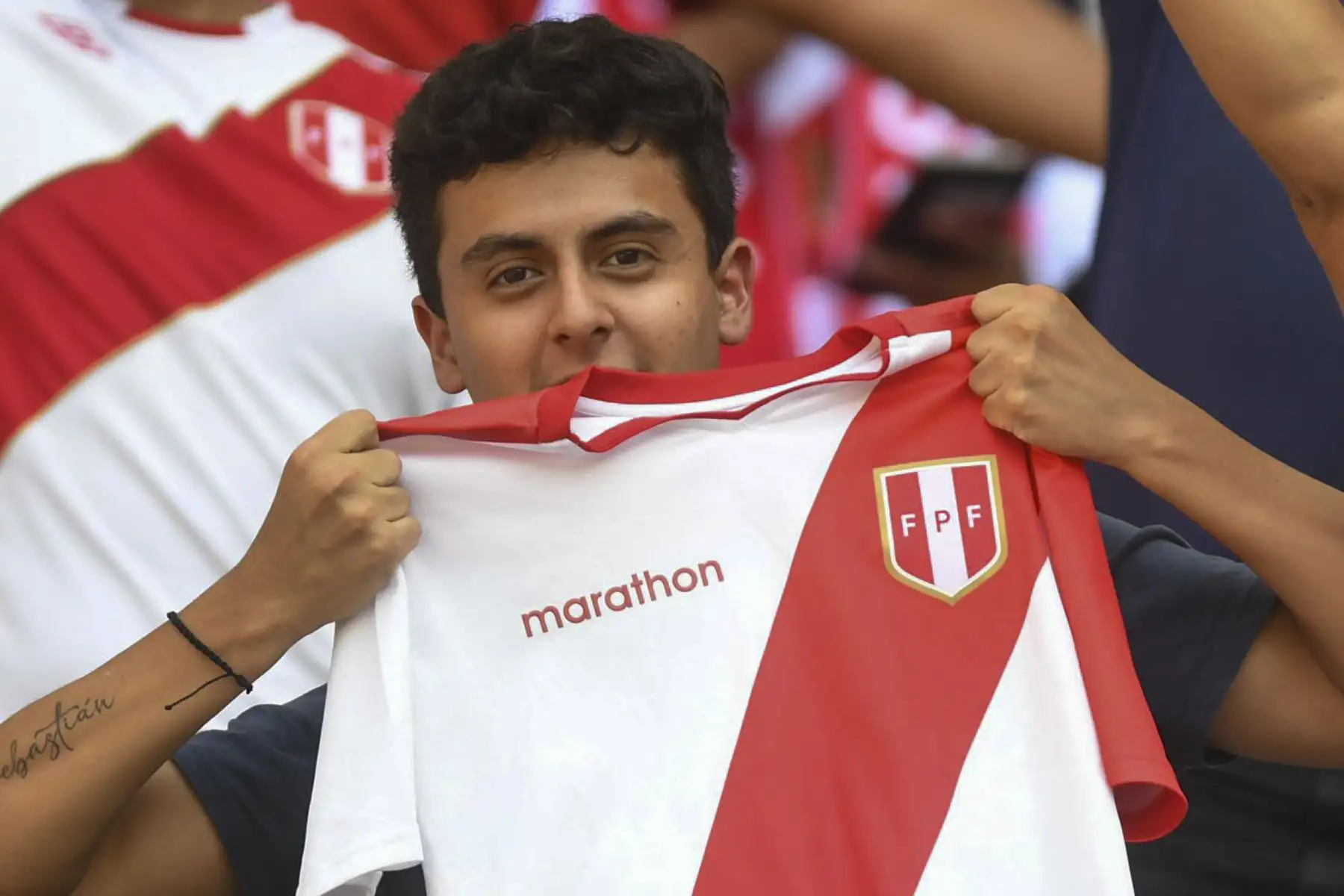 Más de 40 mil aficionados asistirán al Estadio Nacional para seguir de cerca las incidencias el trascendental partido entre Perú y Paraguay, en un partido por la jornada 18 de las eliminatorias al Mundial Catar 2022 y para ingresar al escenario deportivo los hinchas deberán cumplir algunos requisitos de bioseguridad. Foto: FPF