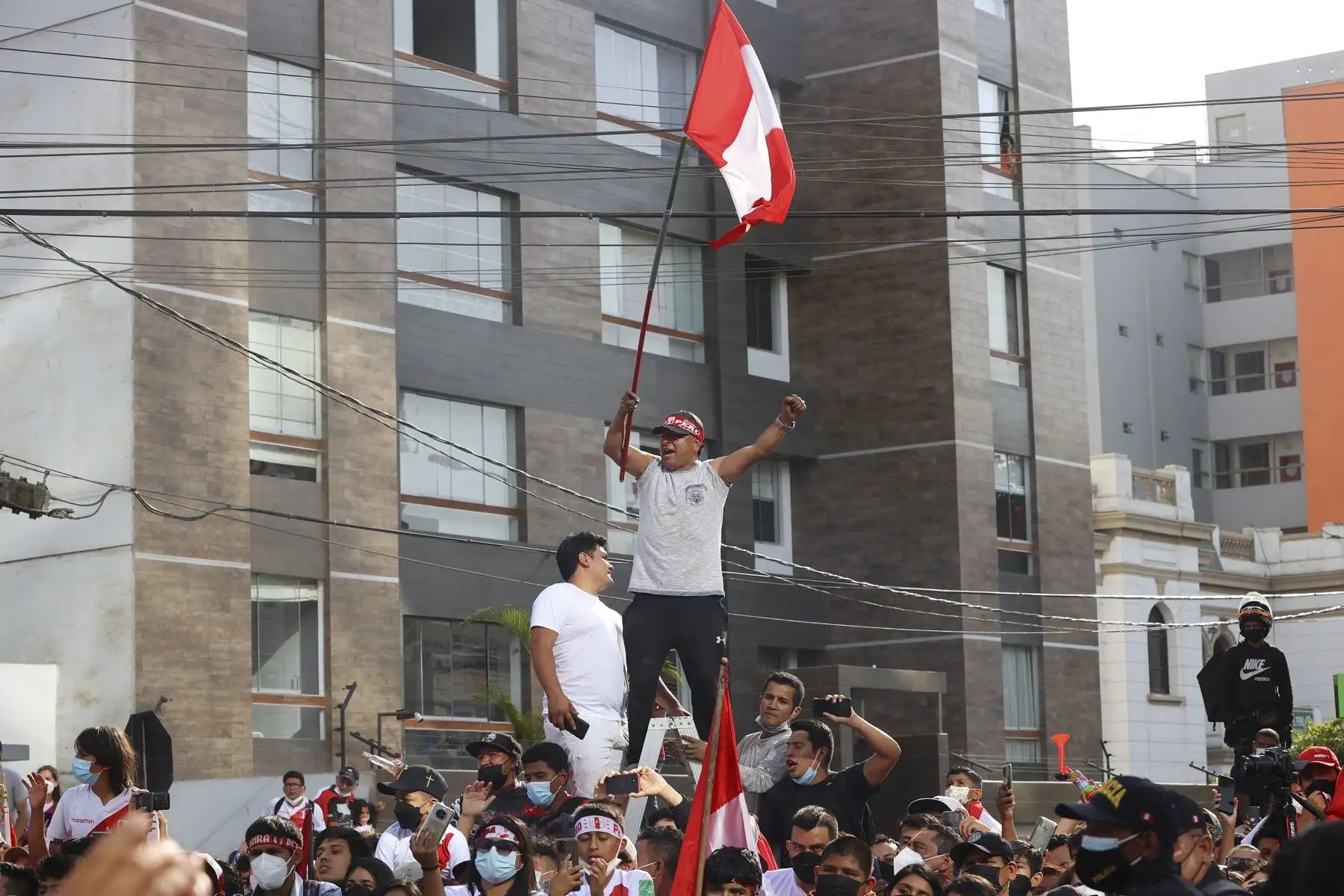 Una multitudinaria hinchada de peruanos se reunieron en los exteriores del hotel Hilton desde tempranas horas de la mañana para alentar a la selección peruana en su partida hacia el Estadio Nacional. Foto: ANDINA/Andrés Valle
