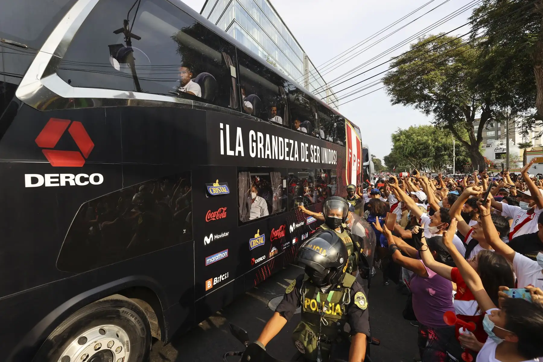Una multitudinaria hinchada de peruanos se reunieron en los exteriores del hotel Hilton desde tempranas horas de la mañana para alentar a la selección peruana en su partida hacia el Estadio Nacional. Foto: ANDINA/Andrés Valle