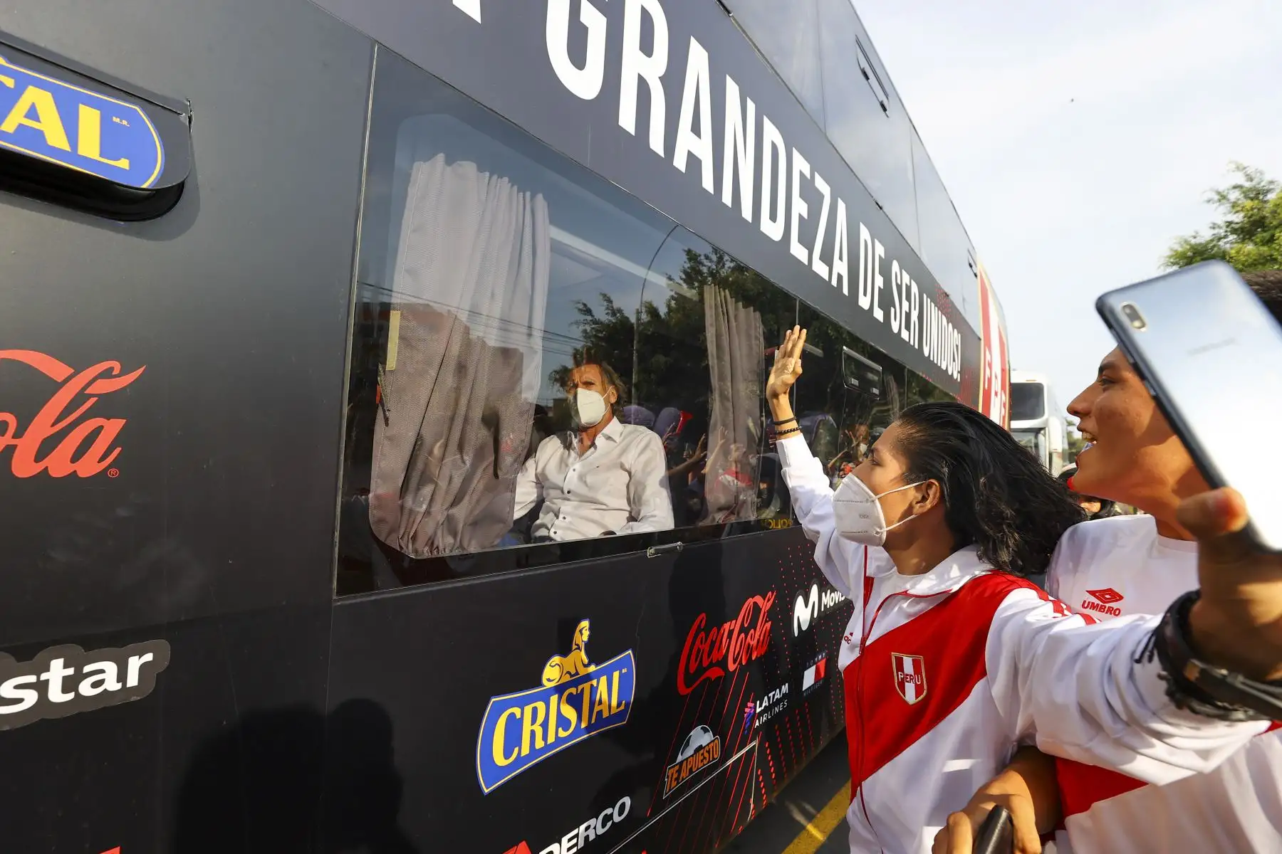 Una multitudinaria hinchada de peruanos se reunieron en los exteriores del hotel Hilton desde tempranas horas de la mañana para alentar a la selección peruana en su partida hacia el Estadio Nacional. Foto: ANDINA/Andrés Valle