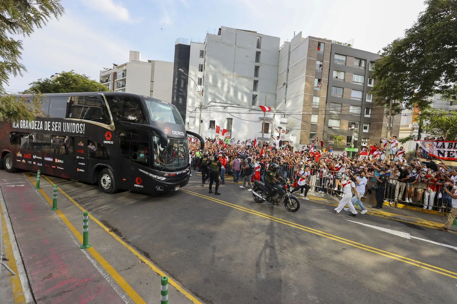Una multitudinaria hinchada de peruanos se reunieron en los exteriores del hotel Hilton desde tempranas horas de la mañana para alentar a la selección peruana en su partida hacia el Estadio Nacional. Foto: ANDINA/Andrés Valle