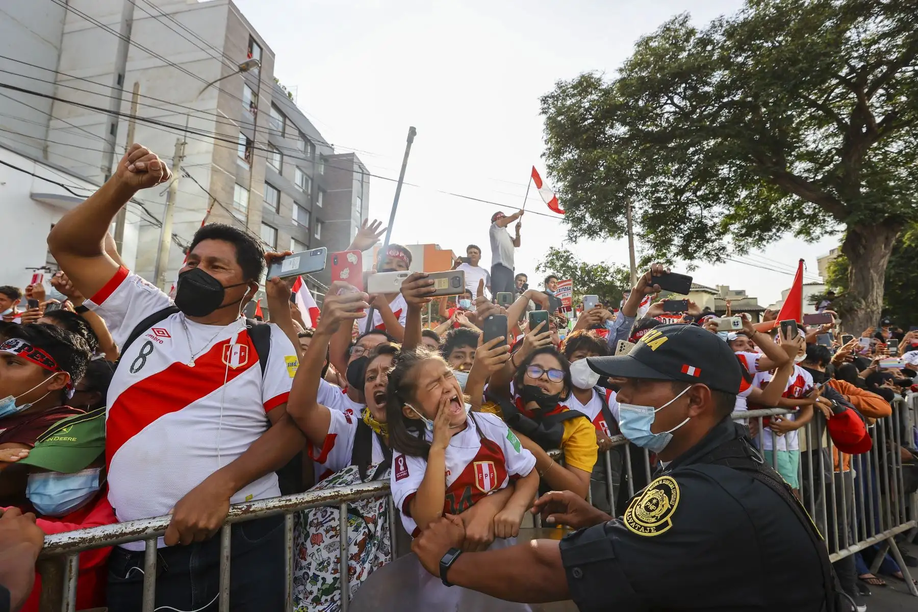 Una multitudinaria hinchada de peruanos se reunieron en los exteriores del hotel Hilton desde tempranas horas de la mañana para alentar a la selección peruana en su partida hacia el Estadio Nacional. Foto: ANDINA/Andrés Valle