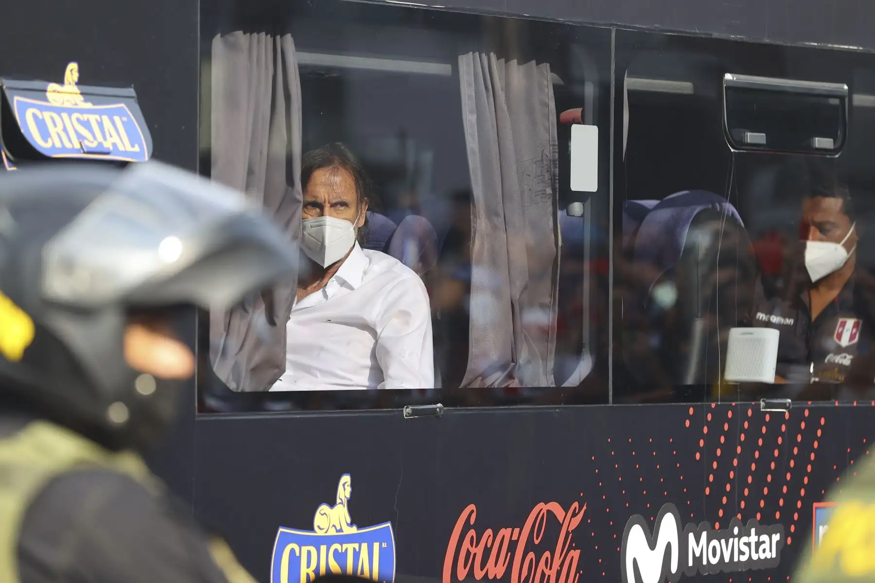 Una multitudinaria hinchada de peruanos se reunieron en los exteriores del hotel Hilton desde tempranas horas de la mañana para alentar a la selección peruana en su partida hacia el Estadio Nacional. Foto: ANDINA/Andrés Valle