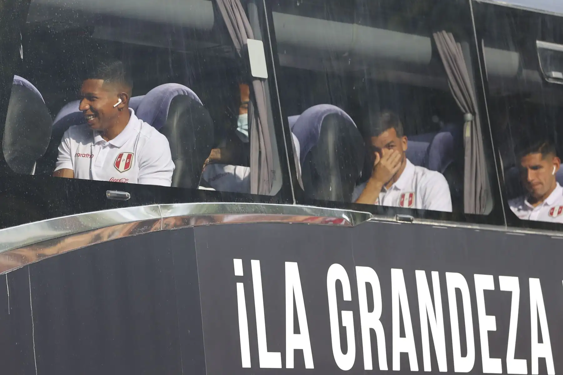 Una multitudinaria hinchada de peruanos se reunieron en los exteriores del hotel Hilton desde tempranas horas de la mañana para alentar a la selección peruana en su partida hacia el Estadio Nacional. Foto: ANDINA/Andrés Valle