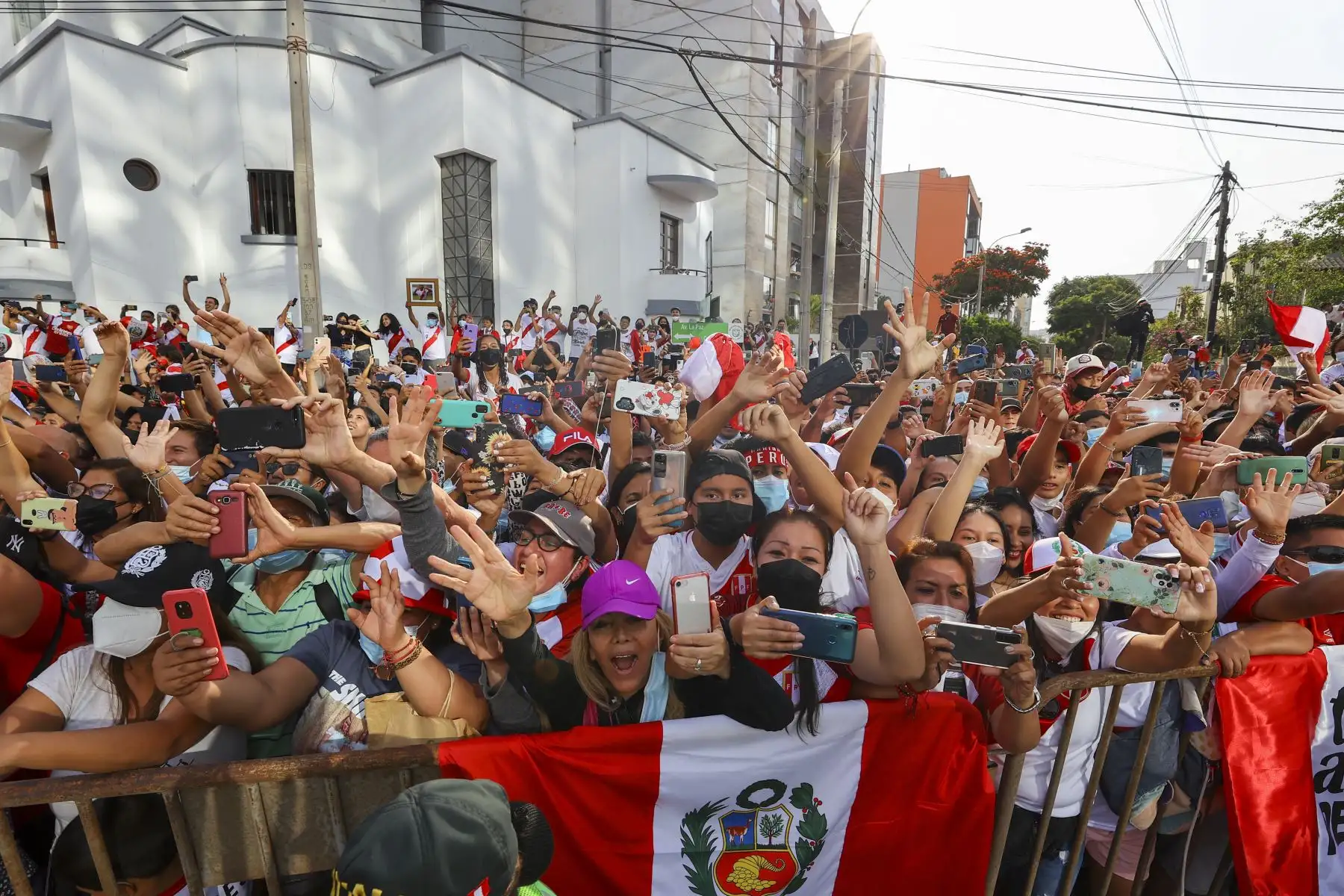 Una multitudinaria hinchada de peruanos se reunieron en los exteriores del hotel Hilton desde tempranas horas de la mañana para alentar a la selección peruana en su partida hacia el Estadio Nacional. Foto: ANDINA/Andrés Valle