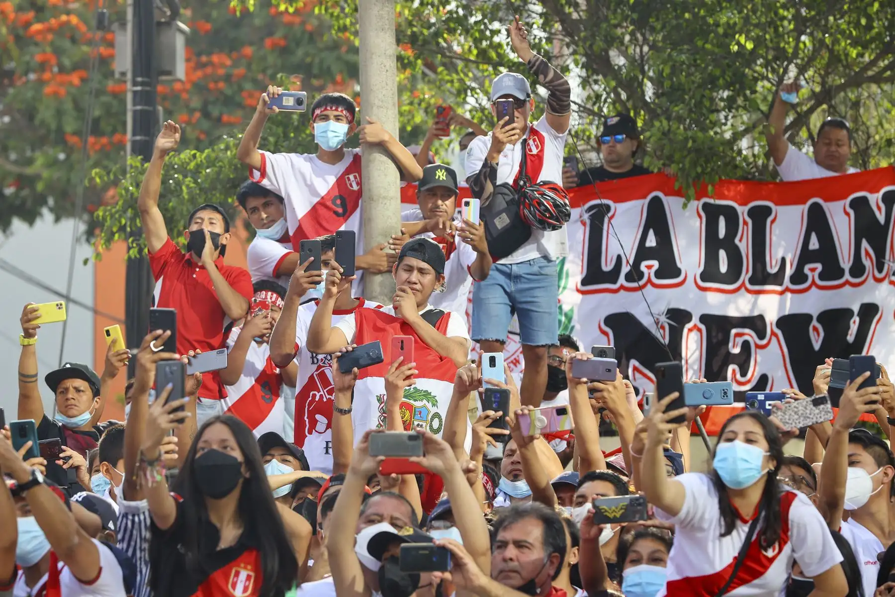 Una multitudinaria hinchada de peruanos se reunieron en los exteriores del hotel Hilton desde tempranas horas de la mañana para alentar a la selección peruana en su partida hacia el Estadio Nacional. Foto: ANDINA/Andrés Valle