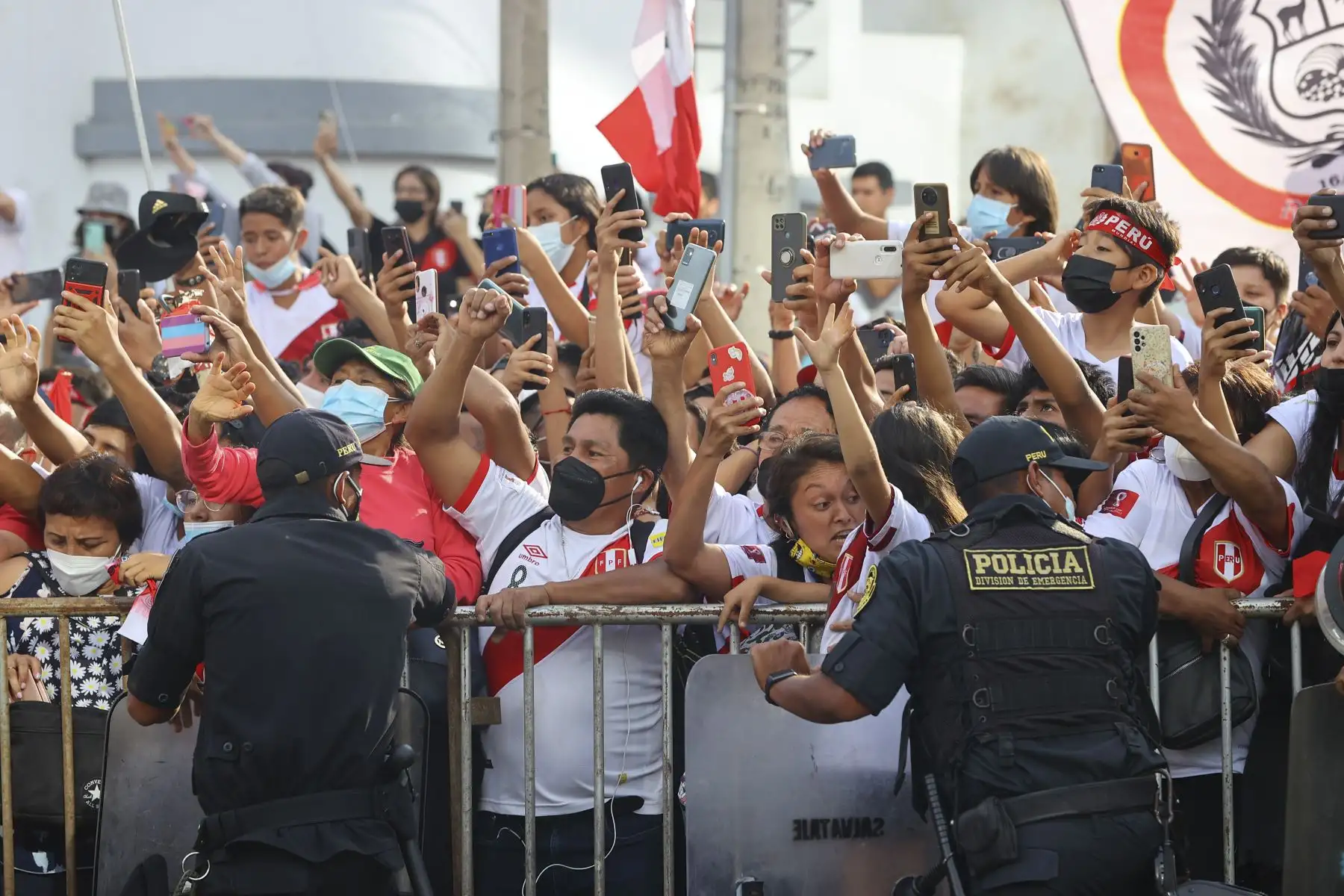 Una multitudinaria hinchada de peruanos se reunieron en los exteriores del hotel Hilton desde tempranas horas de la mañana para alentar a la selección peruana en su partida hacia el Estadio Nacional. Foto: ANDINA/Andrés Valle