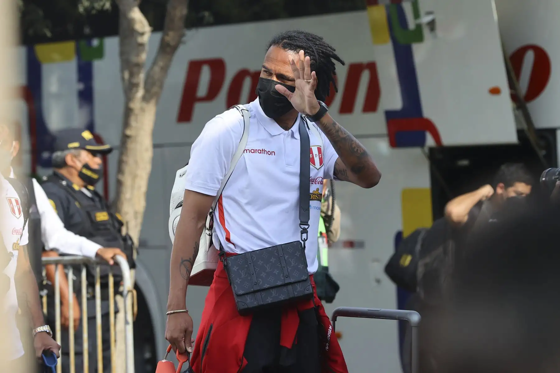 Una multitudinaria hinchada de peruanos se reunieron en los exteriores del hotel Hilton desde tempranas horas de la mañana para alentar a la selección peruana en su partida hacia el Estadio Nacional. Foto: ANDINA/Andrés Valle