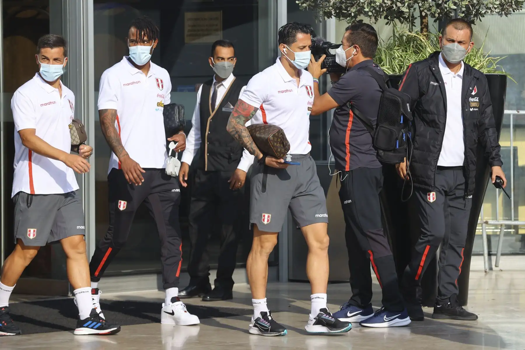 Una multitudinaria hinchada de peruanos se reunieron en los exteriores del hotel Hilton desde tempranas horas de la mañana para alentar a la selección peruana en su partida hacia el Estadio Nacional. Foto: ANDINA/Andrés Valle