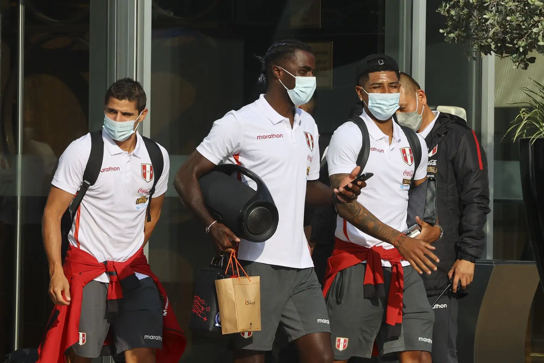 Una multitudinaria hinchada de peruanos se reunieron en los exteriores del hotel Hilton desde tempranas horas de la mañana para alentar a la selección peruana en su partida hacia el Estadio Nacional. Foto: ANDINA/Andrés Valle