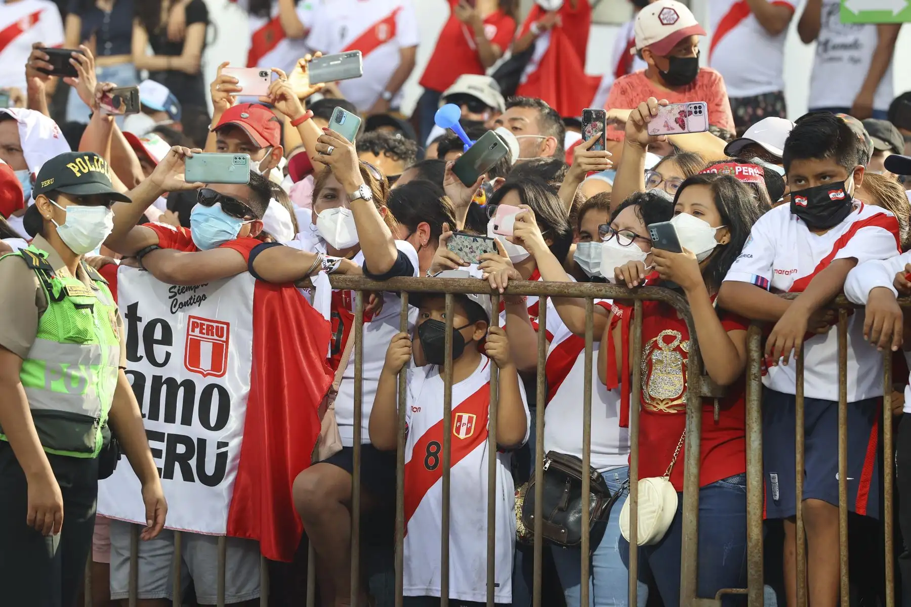 Una multitudinaria hinchada de peruanos se reunieron en los exteriores del hotel Hilton desde tempranas horas de la mañana para alentar a la selección peruana en su partida hacia el Estadio Nacional. Foto: ANDINA/Andrés Valle