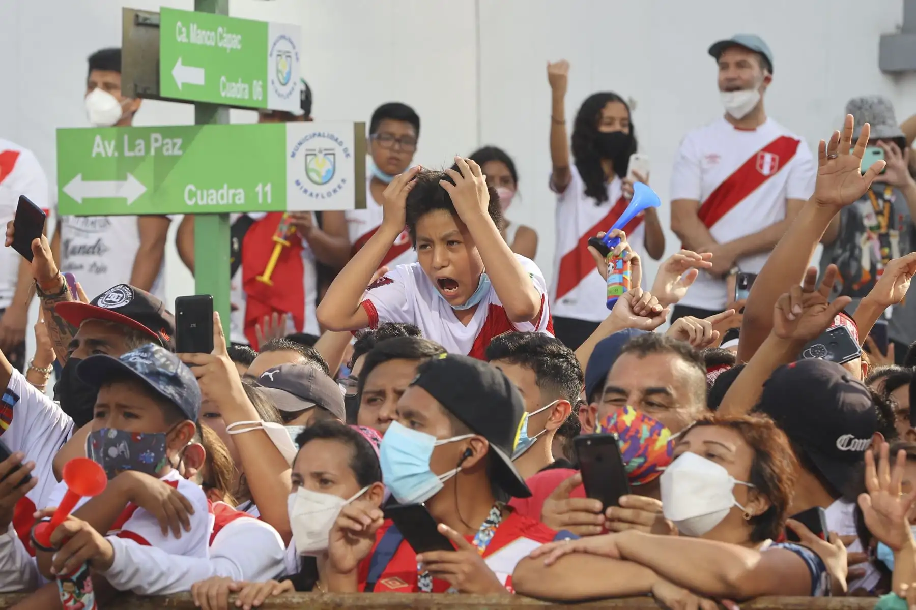 Una multitudinaria hinchada de peruanos se reunieron en los exteriores del hotel Hilton desde tempranas horas de la mañana para alentar a la selección peruana en su partida hacia el Estadio Nacional. Foto: ANDINA/Andrés Valle