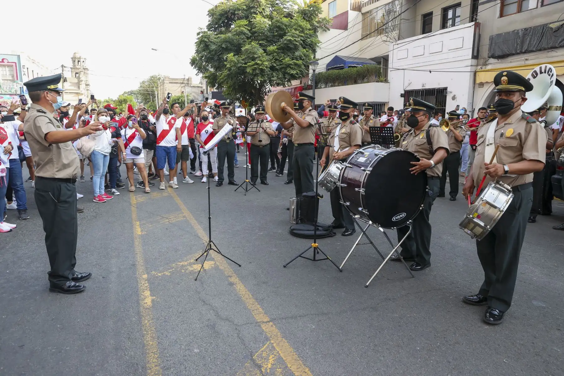 Más de 40 mil aficionados asistirán al Estadio Nacional para seguir de cerca las incidencias el trascendental partido entre Perú y Paraguay, por la jornada 18 de las eliminatorias al Mundial Catar 2022 y para ingresar al escenario deportivo los hinchas deberán cumplir algunos requisitos de bioseguridad. Foto: ANDINA/Vidal Tarqui