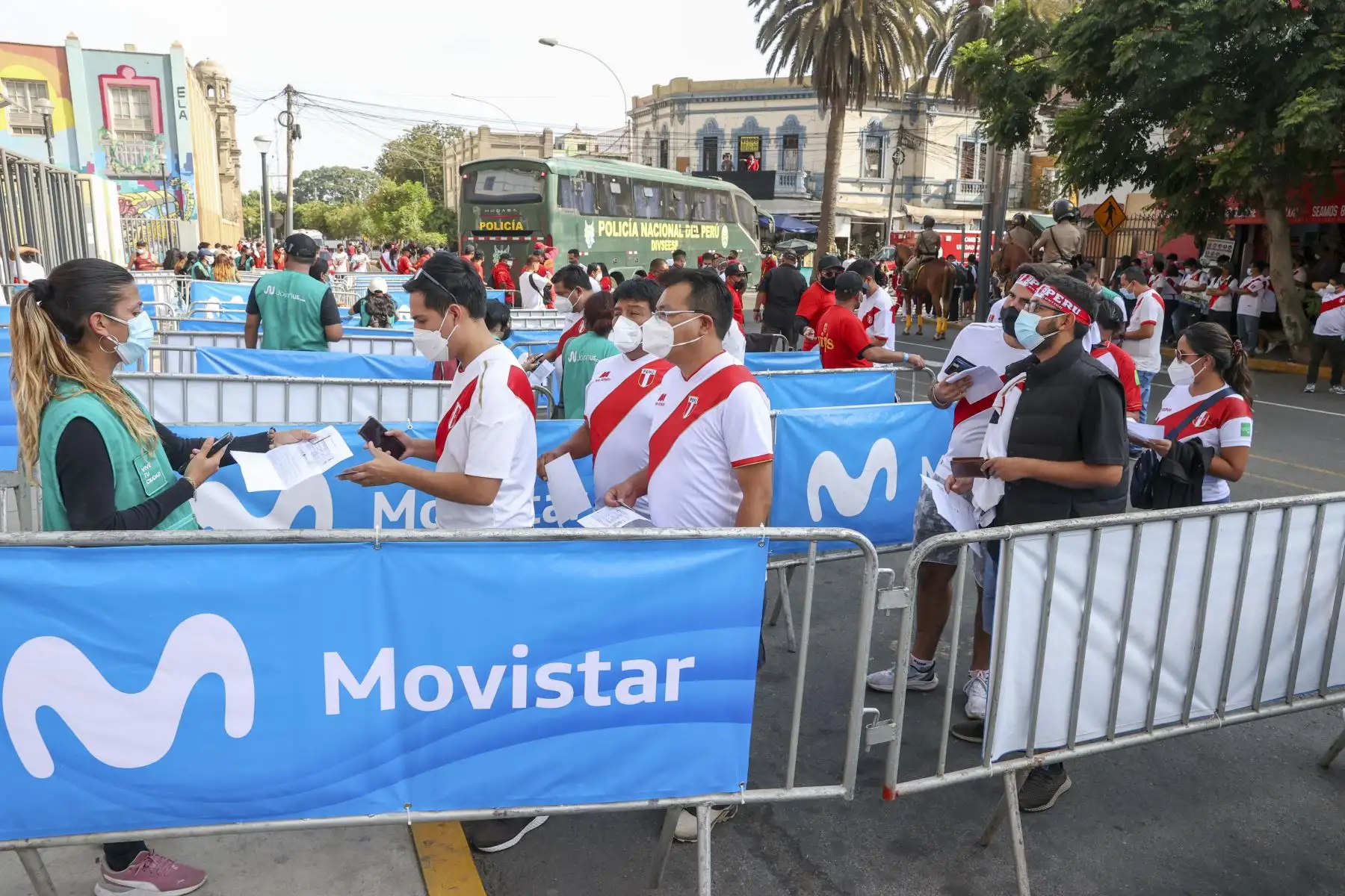Más de 40 mil aficionados asistirán al Estadio Nacional para seguir de cerca las incidencias el trascendental partido entre Perú y Paraguay, por la jornada 18 de las eliminatorias al Mundial Catar 2022 y para ingresar al escenario deportivo los hinchas deberán cumplir algunos requisitos de bioseguridad. Foto: ANDINA/Vidal Tarqui