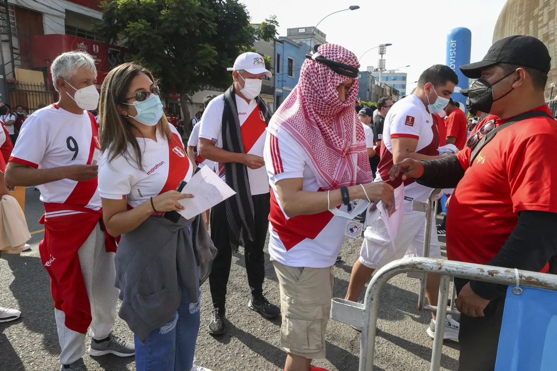 Más de 40 mil aficionados asistirán al Estadio Nacional para seguir de cerca las incidencias el trascendental partido entre Perú y Paraguay, por la jornada 18 de las eliminatorias al Mundial Catar 2022 y para ingresar al escenario deportivo los hinchas deberán cumplir algunos requisitos de bioseguridad. Foto: ANDINA/Vidal Tarqui